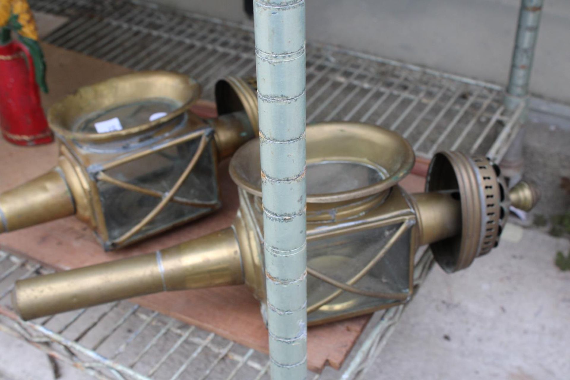 A PAIR OF VINTAGE BRASS COACH LAMPS - Image 2 of 2