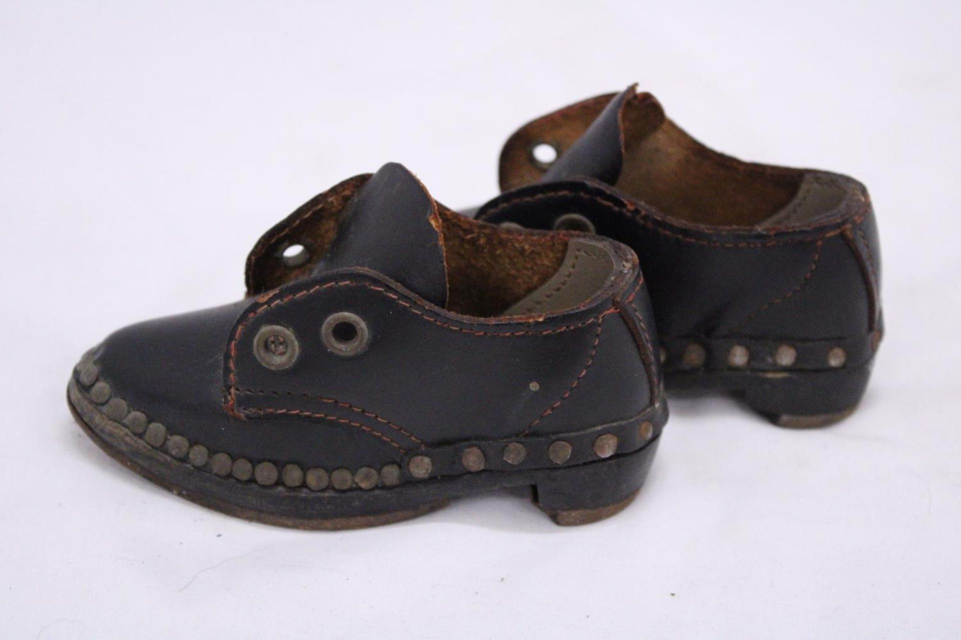 A PAIR OF VICTORIAN STYLE LEATHER (HANDMADE) CHILDREN'S SHOES - Image 4 of 5