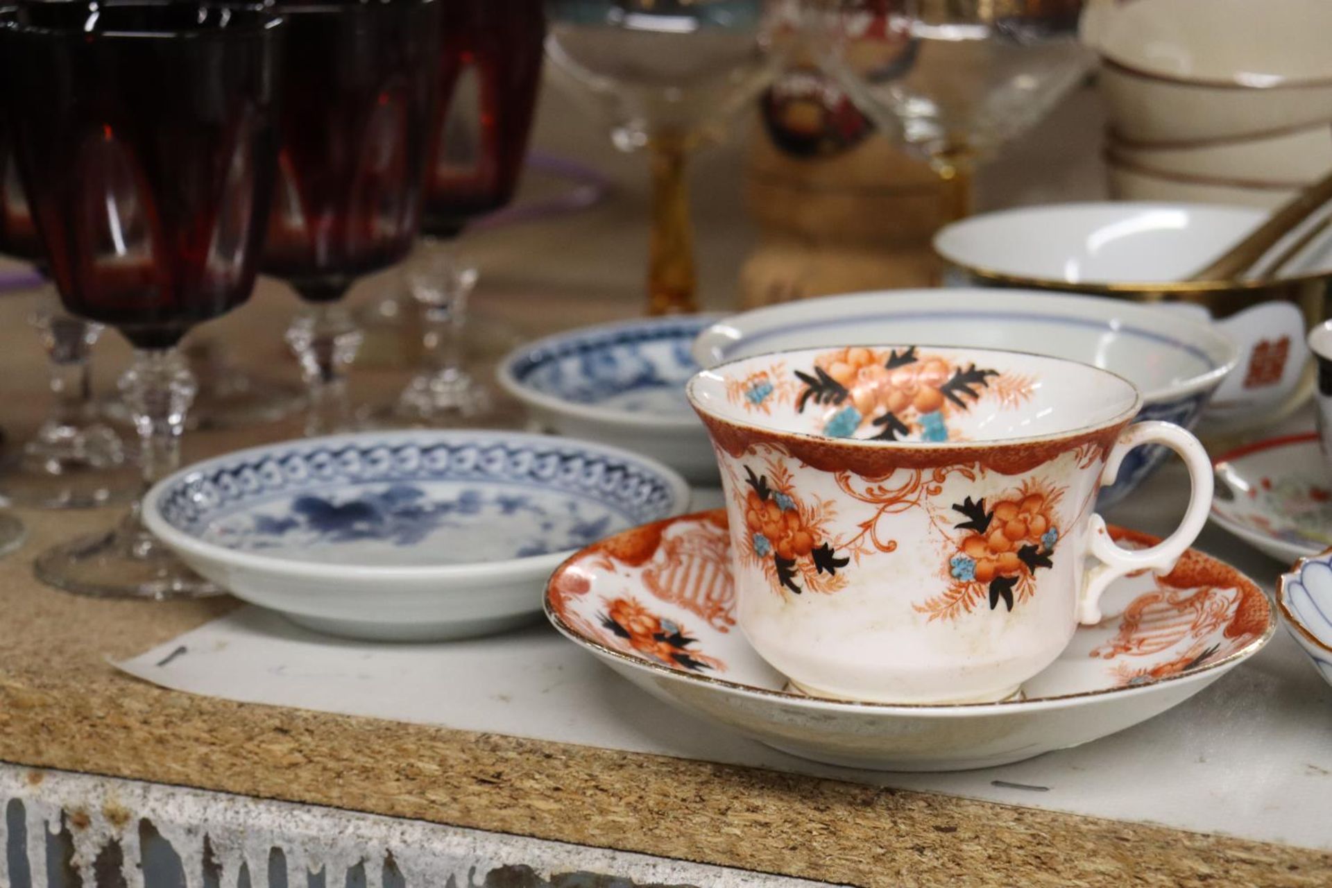 A MIXED LOT OF COLLECTABLES TO INCLUDE ORIENTAL BOWLS, PLATES AND CUPS, RUBY WINE GLASSES, - Image 3 of 8