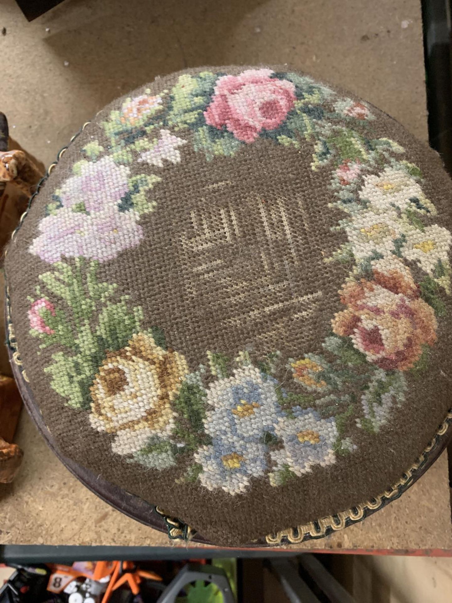 A VINTAGE TAPESTRY STOOL/FOOTSTOOL WITH FLORAL PATTERN - Image 4 of 4