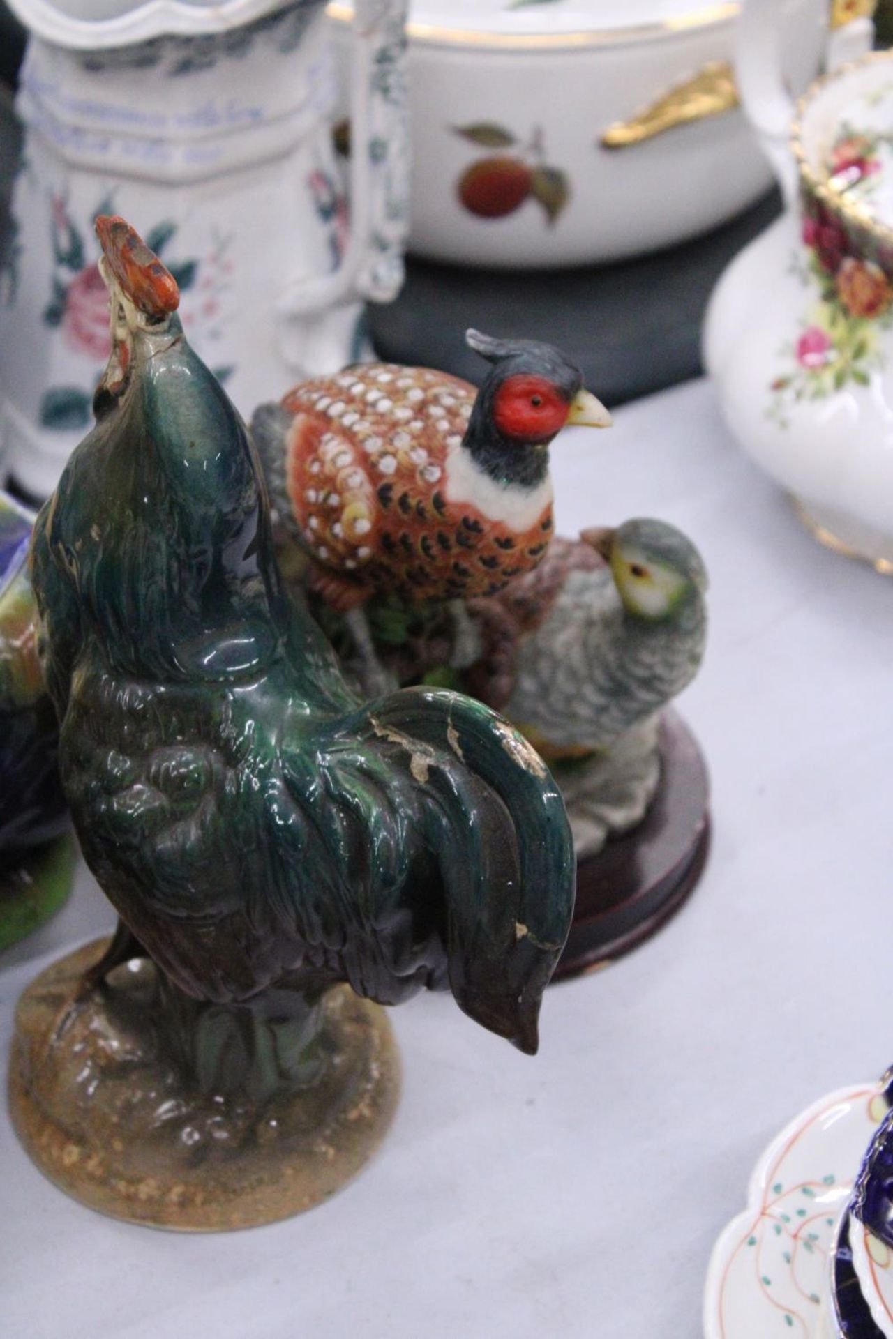 A MIXED LOT OF CHICKEN ORMAMENTS TO INCLUDE A TEAPOT AND A PHEASANT ON WOODEN PLINTH - Image 6 of 6