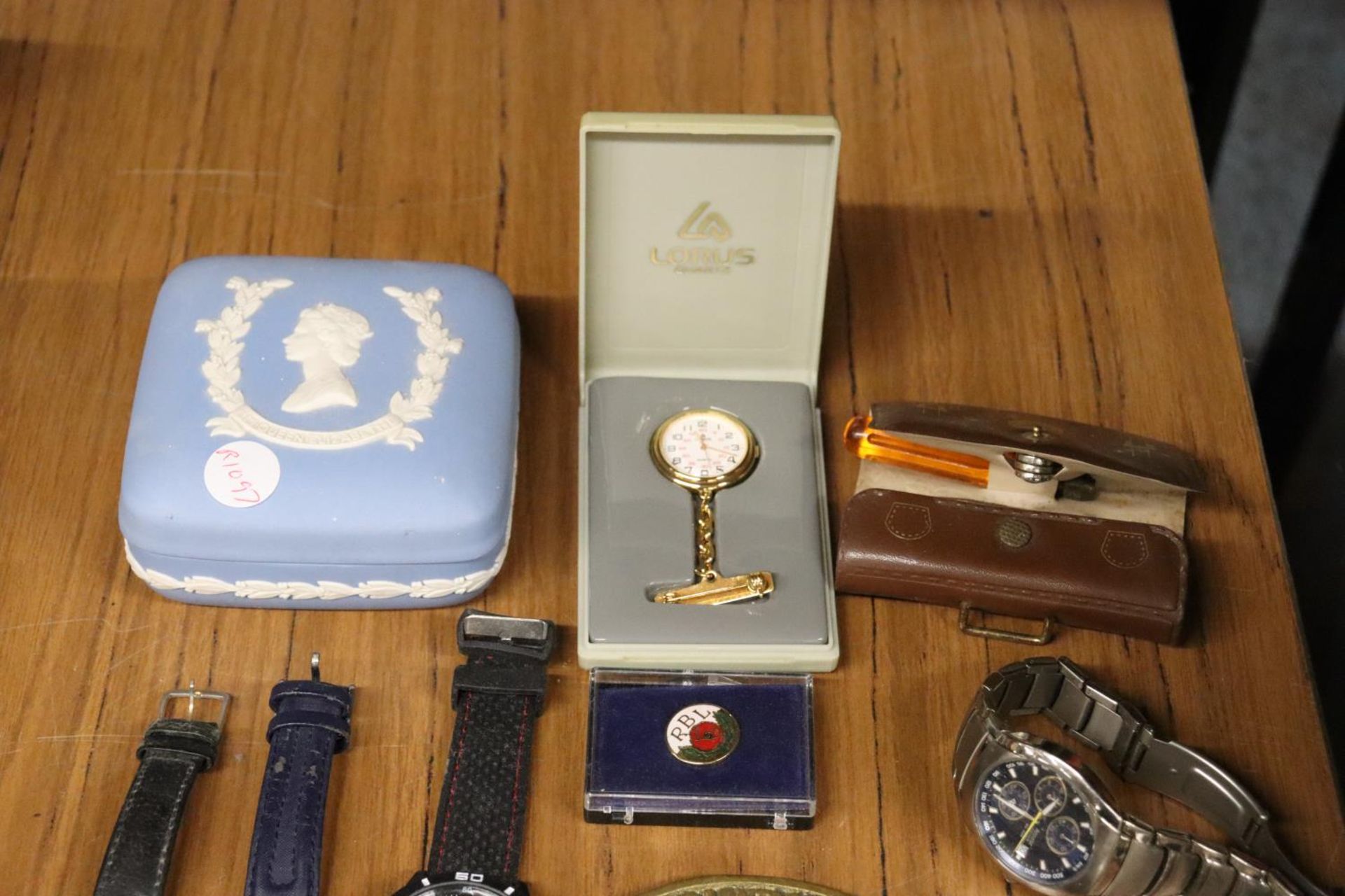 A MIXED LOT TO INCLUDE WRISTWATCHES, A POCKET WATCH, BRACELETS, TIE CLIPS, BRASS PLAQUES, A WEDGWOOD - Bild 2 aus 5
