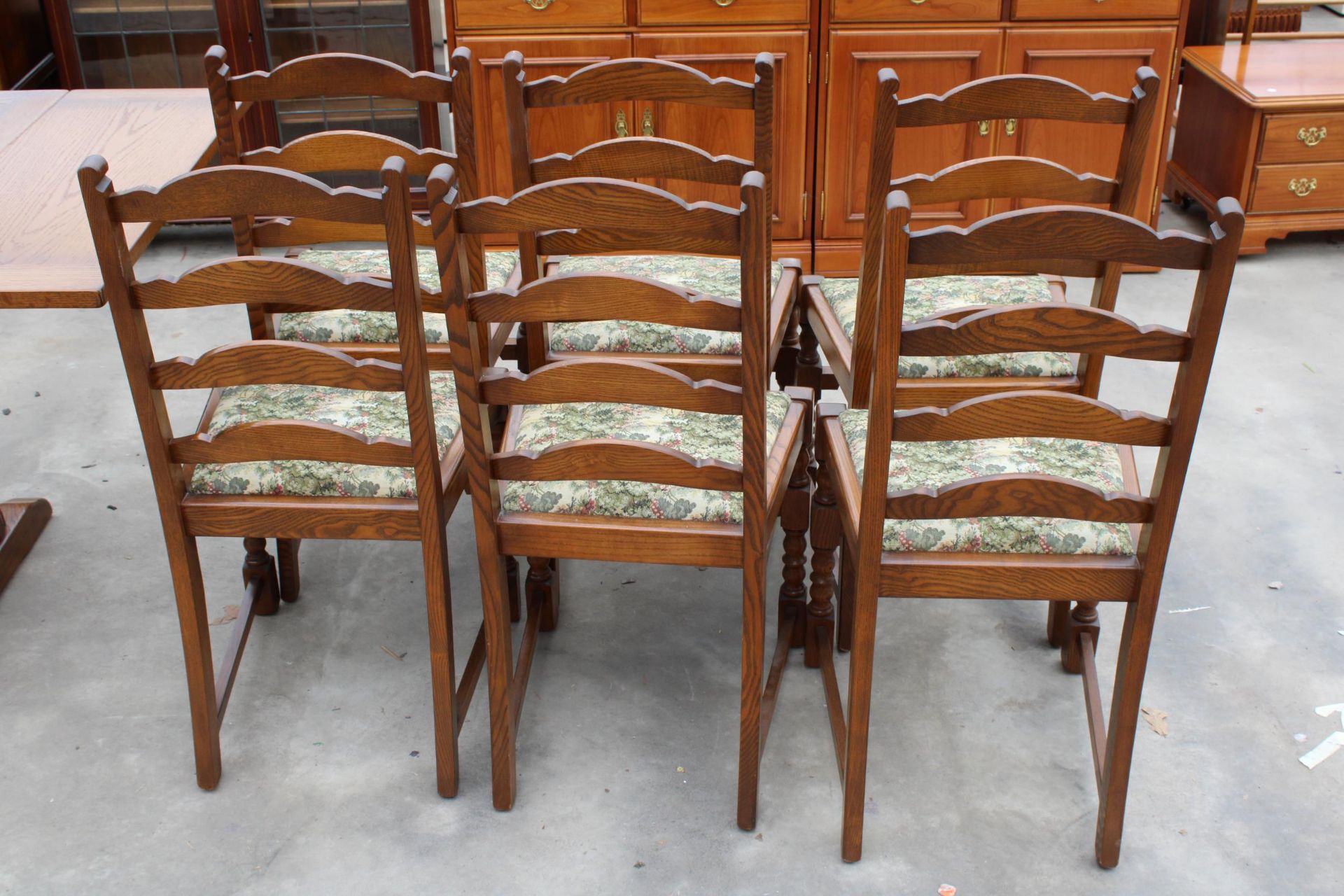 A SET OF 6, OAK, JAYCEE DINING CHAIRS WITH LADDER-BACKS, ON TURNED FRONT LEGS - Image 4 of 4