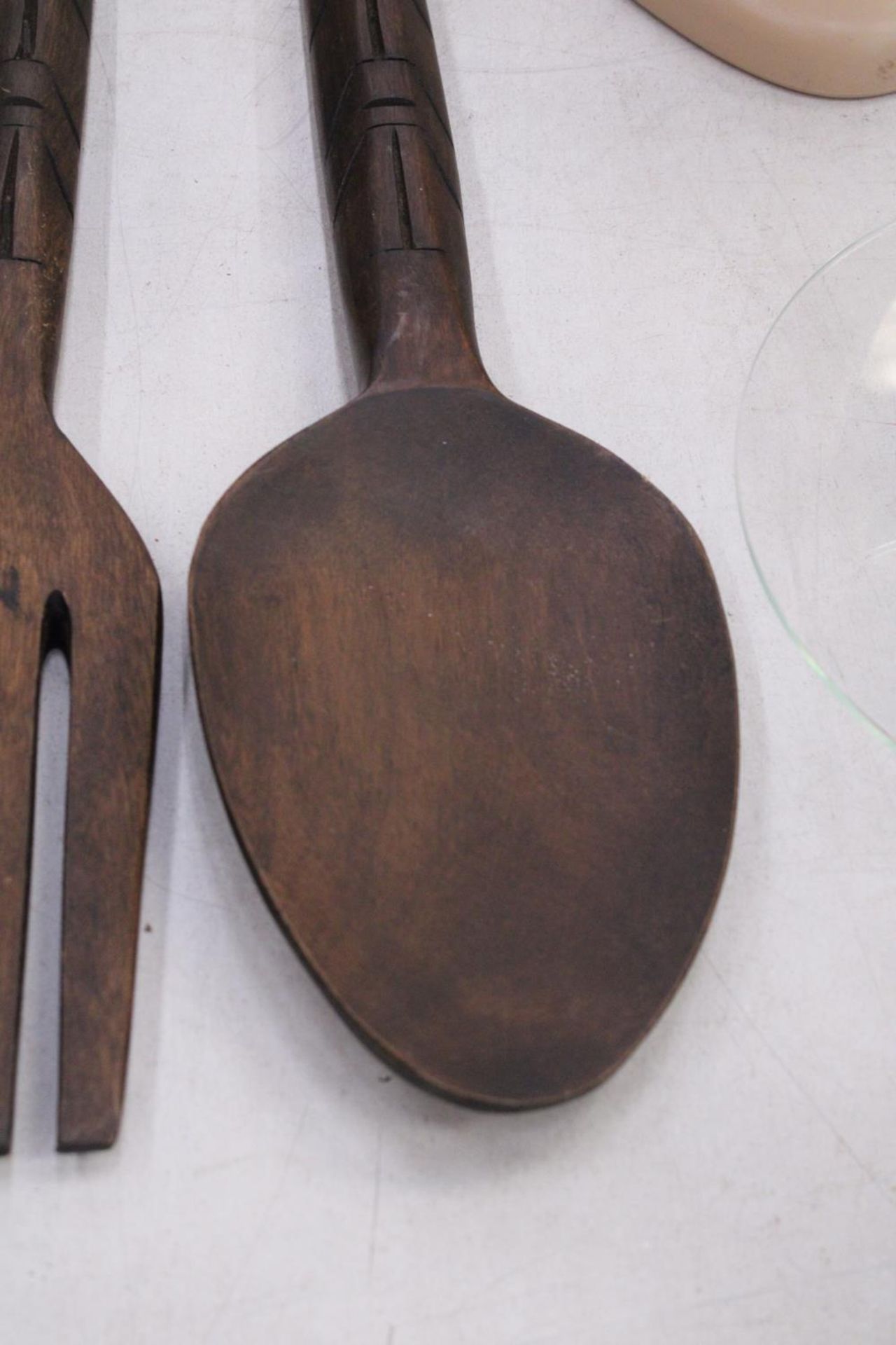 TWO LARGE WOODEN WALL DECORATIONS OF A FORK AND SPOON - Image 4 of 6
