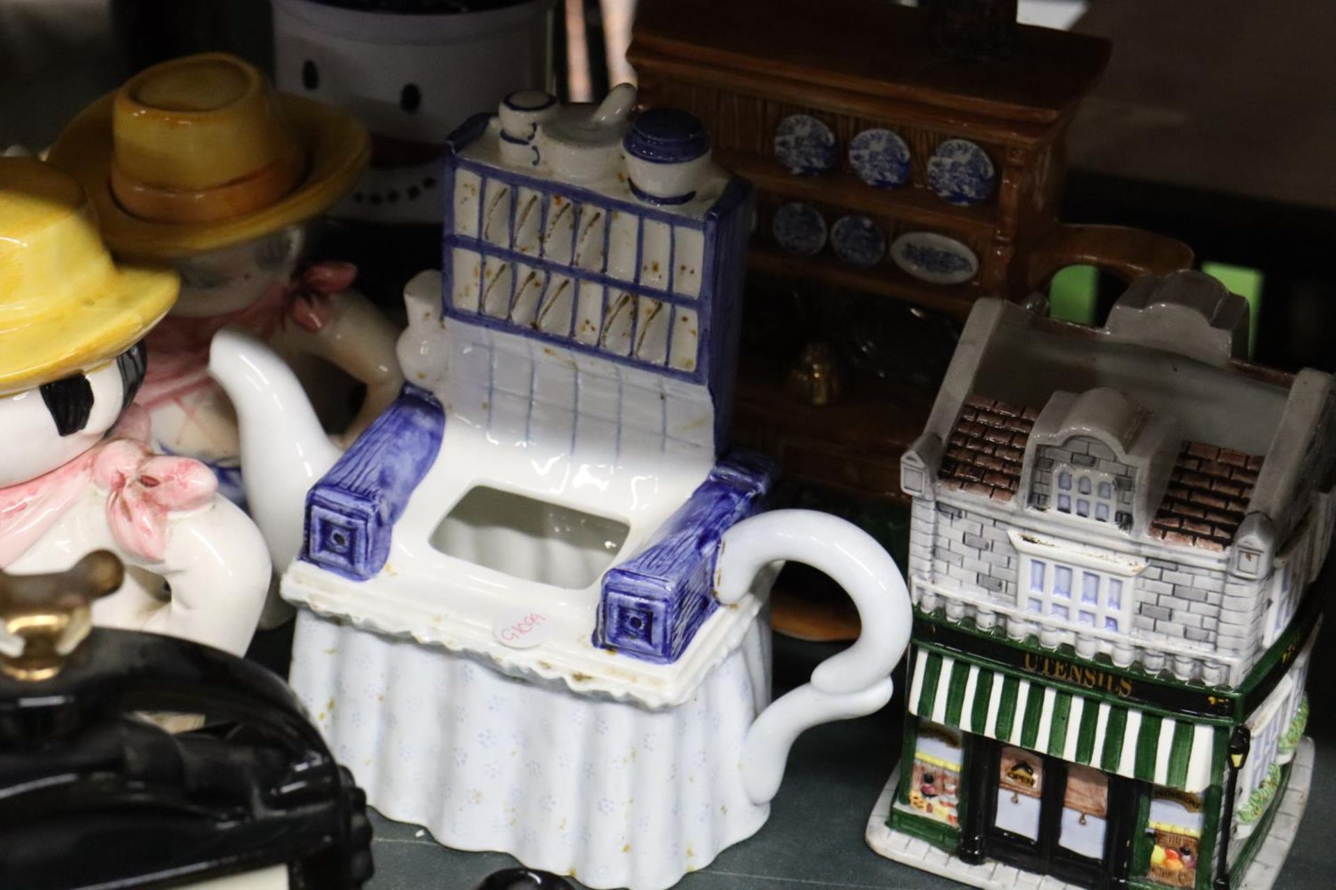 A COLLECTION OF 10 NOVELTY TEAPOTS - Image 5 of 6