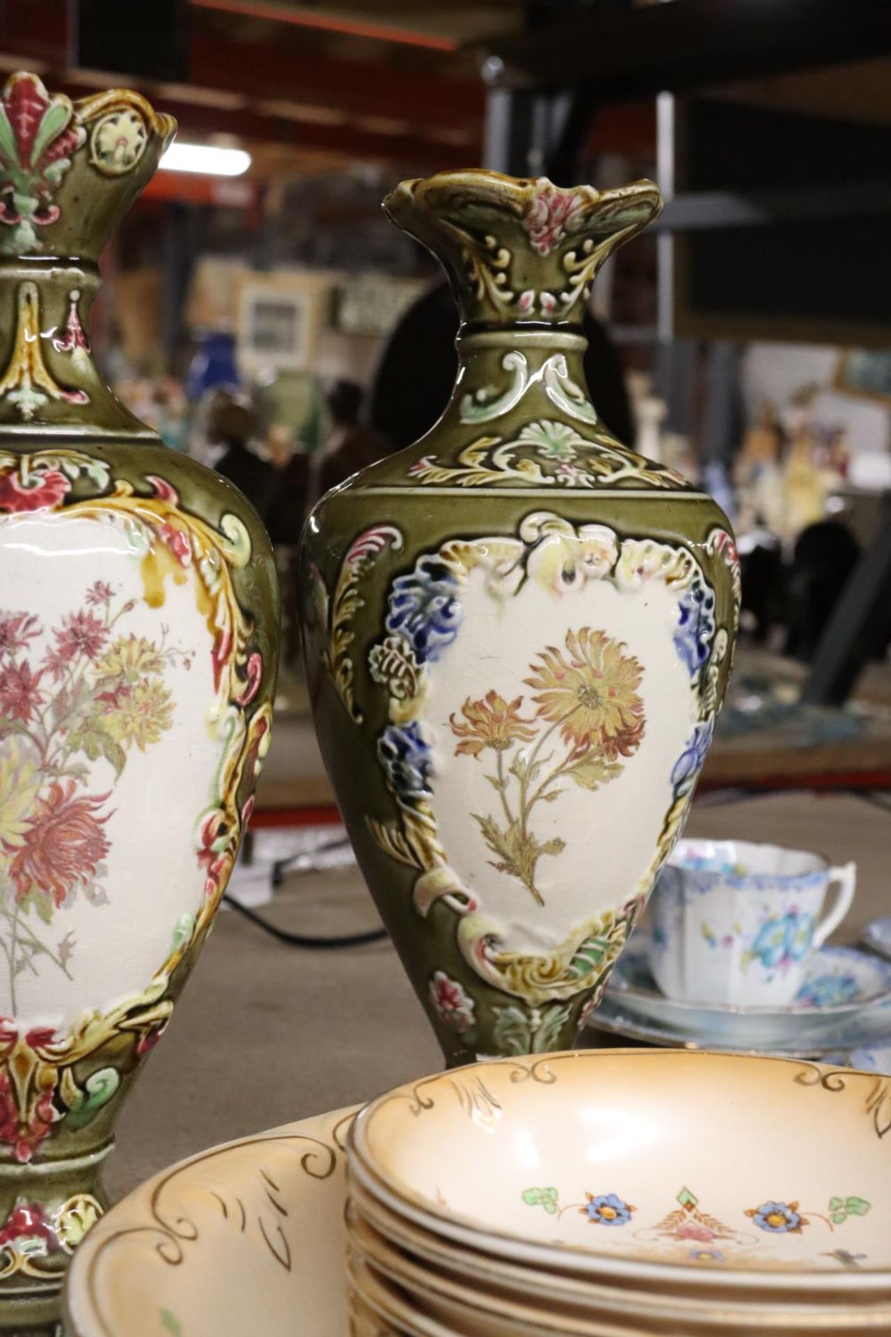 TWO PAIRS OF VICTORIAN VASES ( ONE A/F ), PLUS ONE LARGE AND SIX SMALLER CROWN DEVON FEILDINGS BOWLS - Image 5 of 6