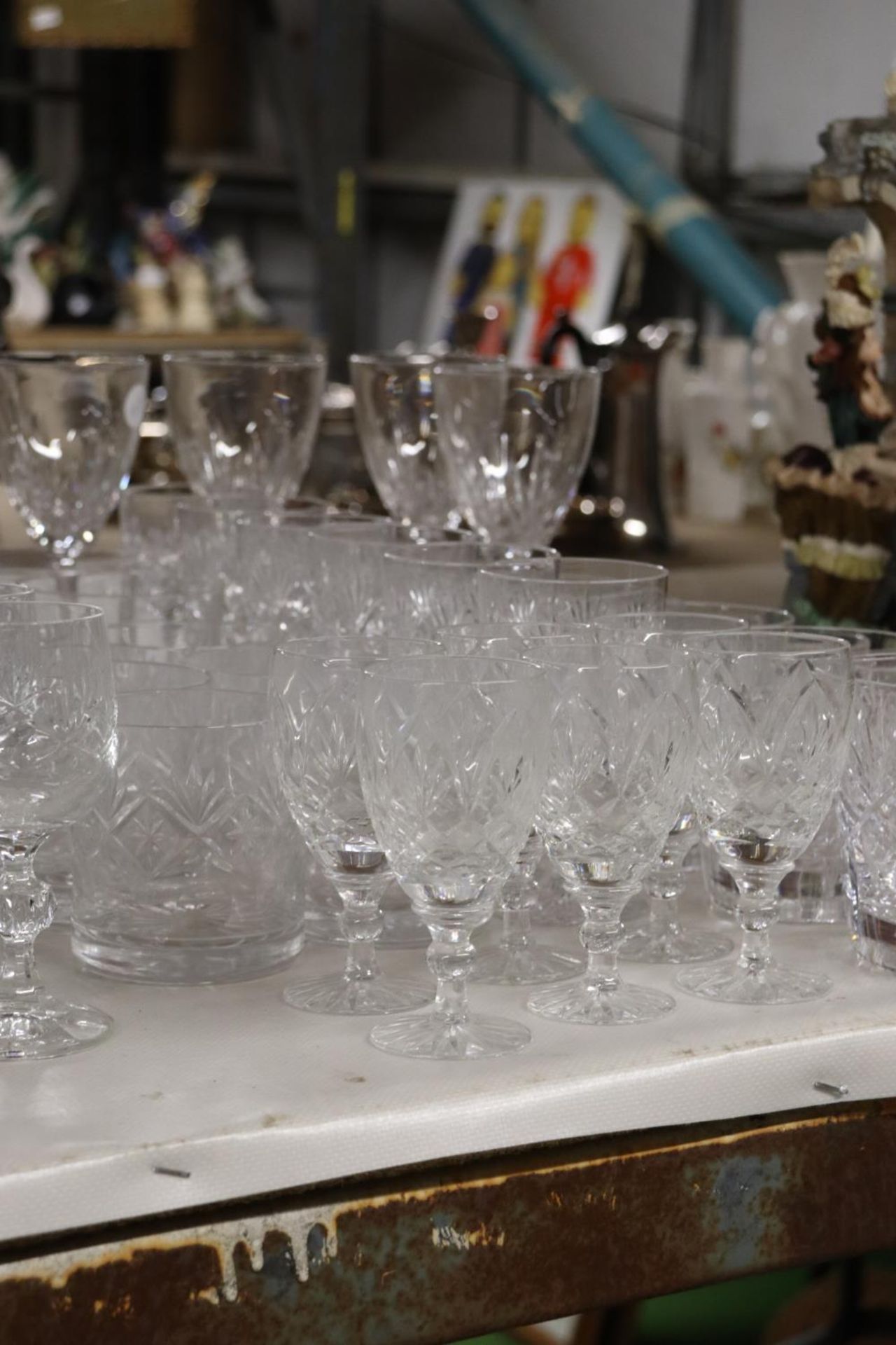 A LARGE QUANTITY OF DRINKING GLASSES TO INCLUDE BRANDY, SHERRY, WHISKEY, ETC., - Bild 3 aus 6