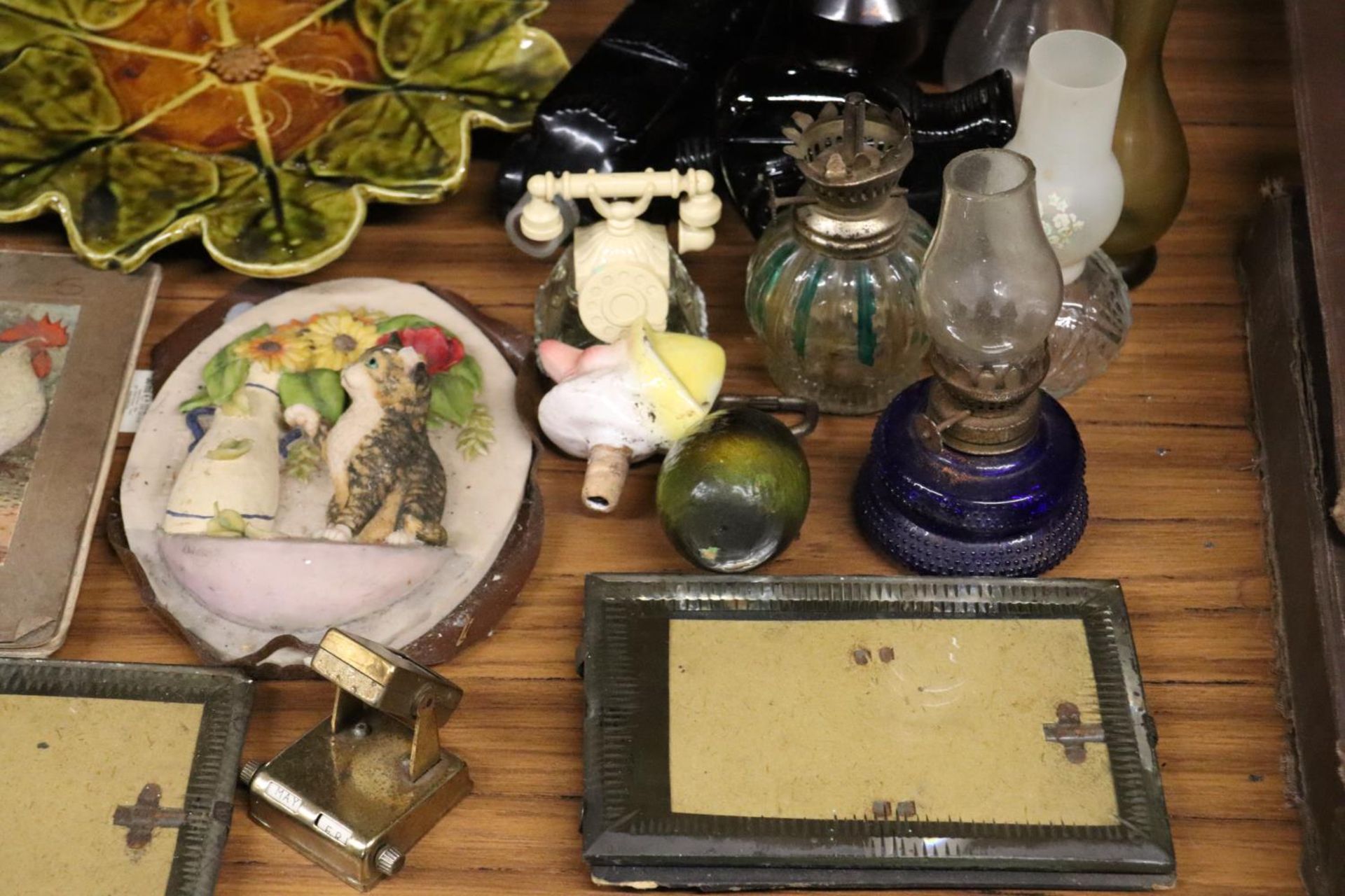 A QUANTITY OF ITEMS TO INCLUDE VINTAGE AVON BOTTLES, A FRAMED PRINT, MINI OIL LAMPS, PHOTO FRAMES, - Image 6 of 6