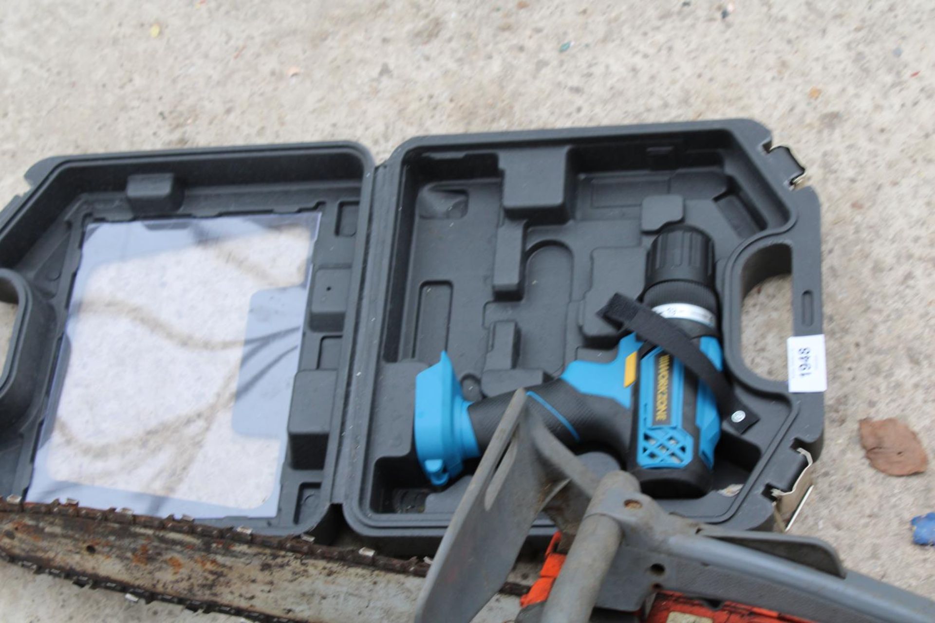 AN ASSORTMENT OF TOOLS TO INCLUDE A PETROL CHAINSAW AND A WORKZONE BATTERY DRILL ETC - Image 4 of 4