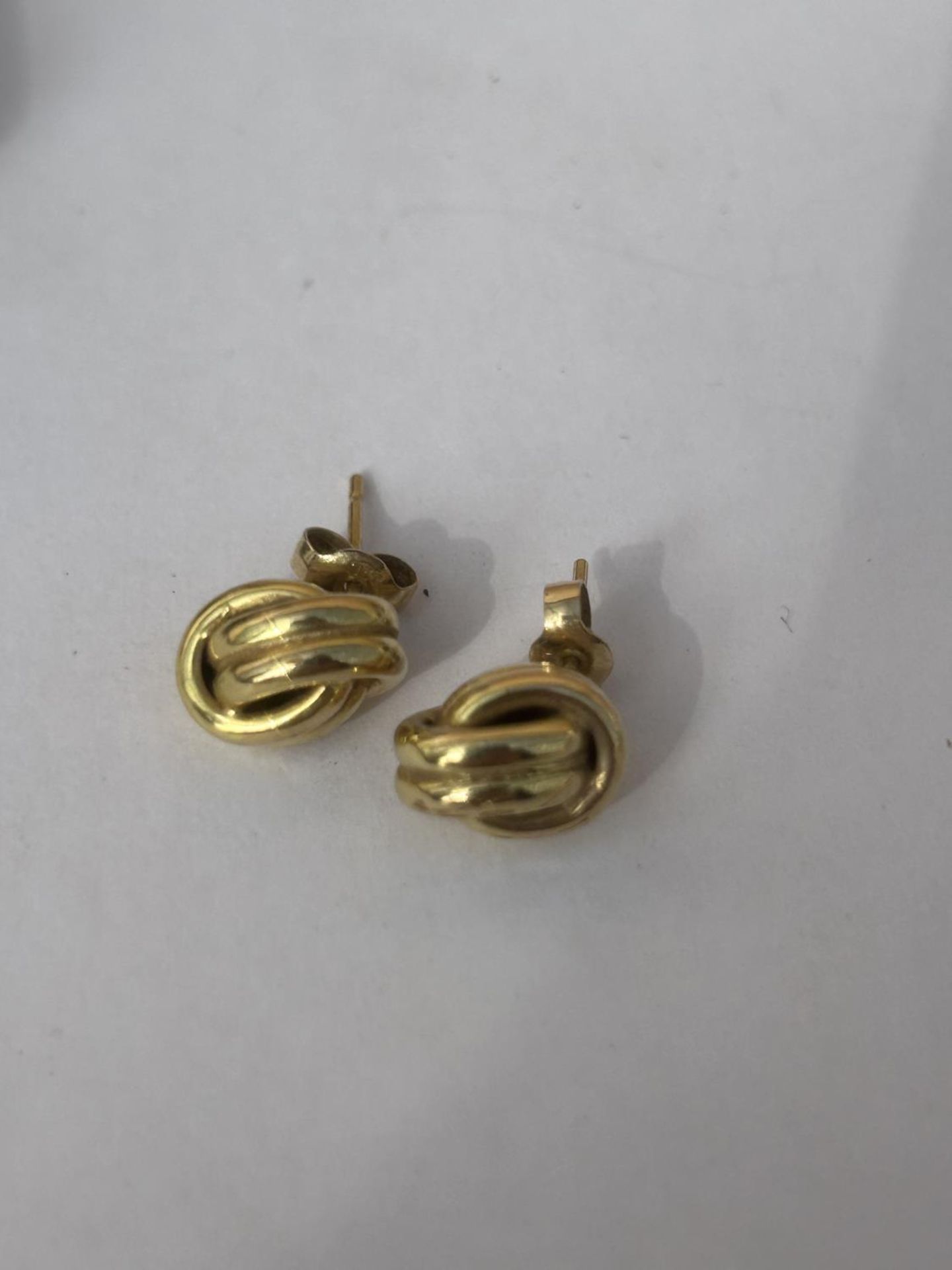 A PAIR OF 9CT GOLD DOUBLE ROW KNOT STUD EARRINGS COMPLETE WITH GOLD BUTTERFLY BACKS AND PRESENTATION - Image 2 of 4