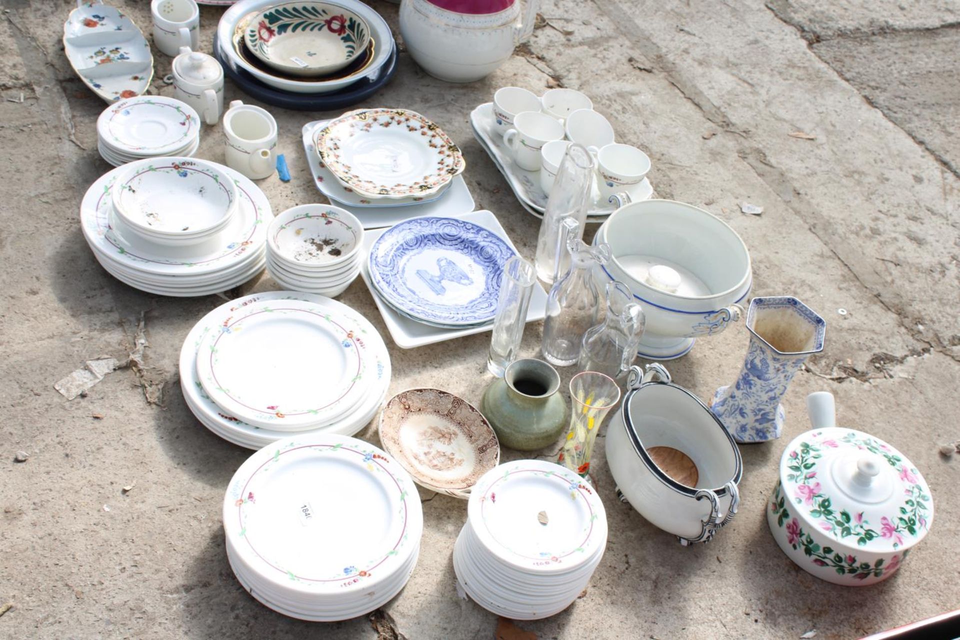 A LARGE ASSORTMENT OF CERAMICS AND GLASS WARE TO INCLUDE PLATES, BOWLS AND A JUG ETC - Image 2 of 4