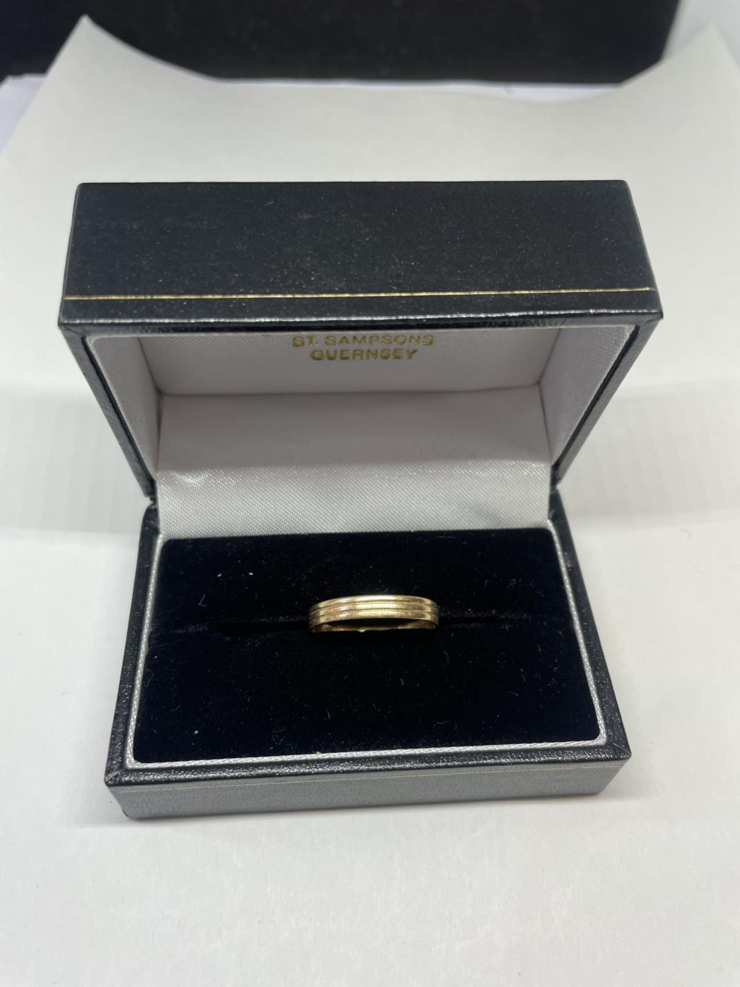 A TESTED TO 9 CARAT GOLD WEDDING BAND SIZE R IN A PRESENTATION BOX