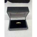 A TESTED TO 9 CARAT GOLD WEDDING BAND SIZE R IN A PRESENTATION BOX