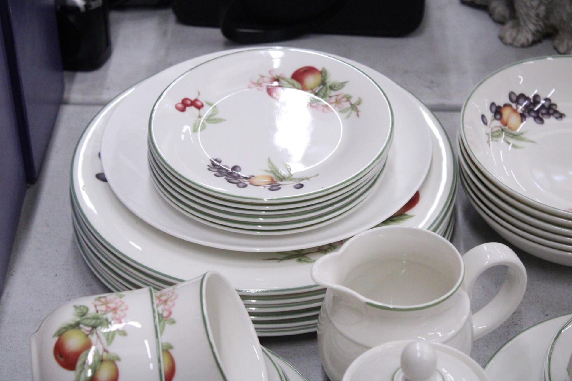 A QUANTITY OF MARKS AND SPENCERS DINNERWARE TO INCLUDE VARIOUS SIZES OF PLATES, A CREAM JUG, SUGAR - Image 5 of 7