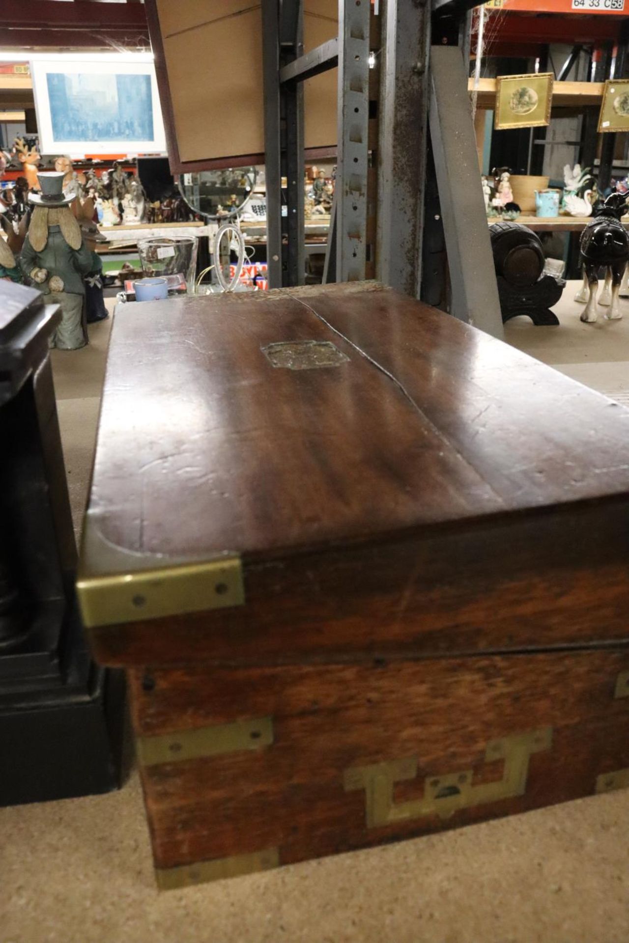 A VINTAGE MAHOGANY WITH BRASS BINDINGS WRITING SLOPE FOR RESTORATION - Image 3 of 6