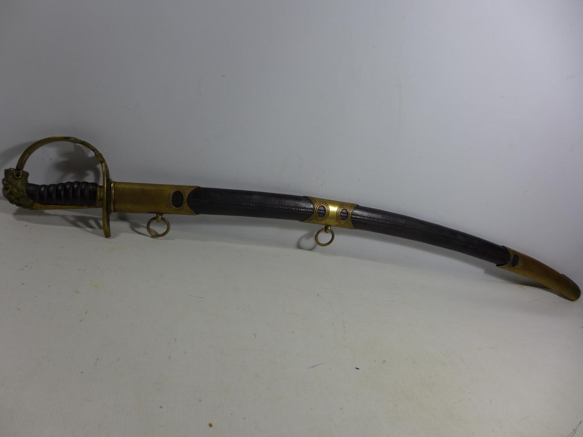 A REPLICA OF A BRITISH NAPOLEONIC WAR OFFICERS SWORD AND SCABBARD, 81CM BLADE, LENGTH 96CM - Image 7 of 8