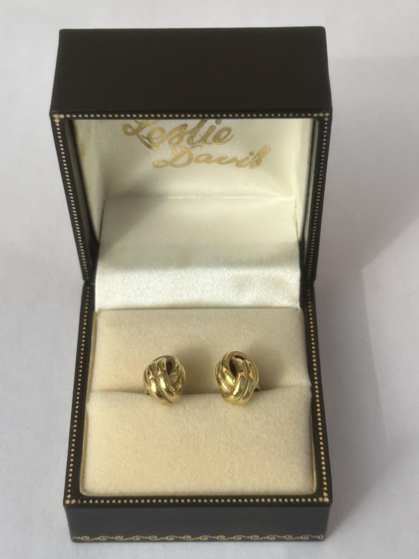 A PAIR OF 9CT GOLD DOUBLE ROW KNOT STUD EARRINGS COMPLETE WITH GOLD BUTTERFLY BACKS AND PRESENTATION