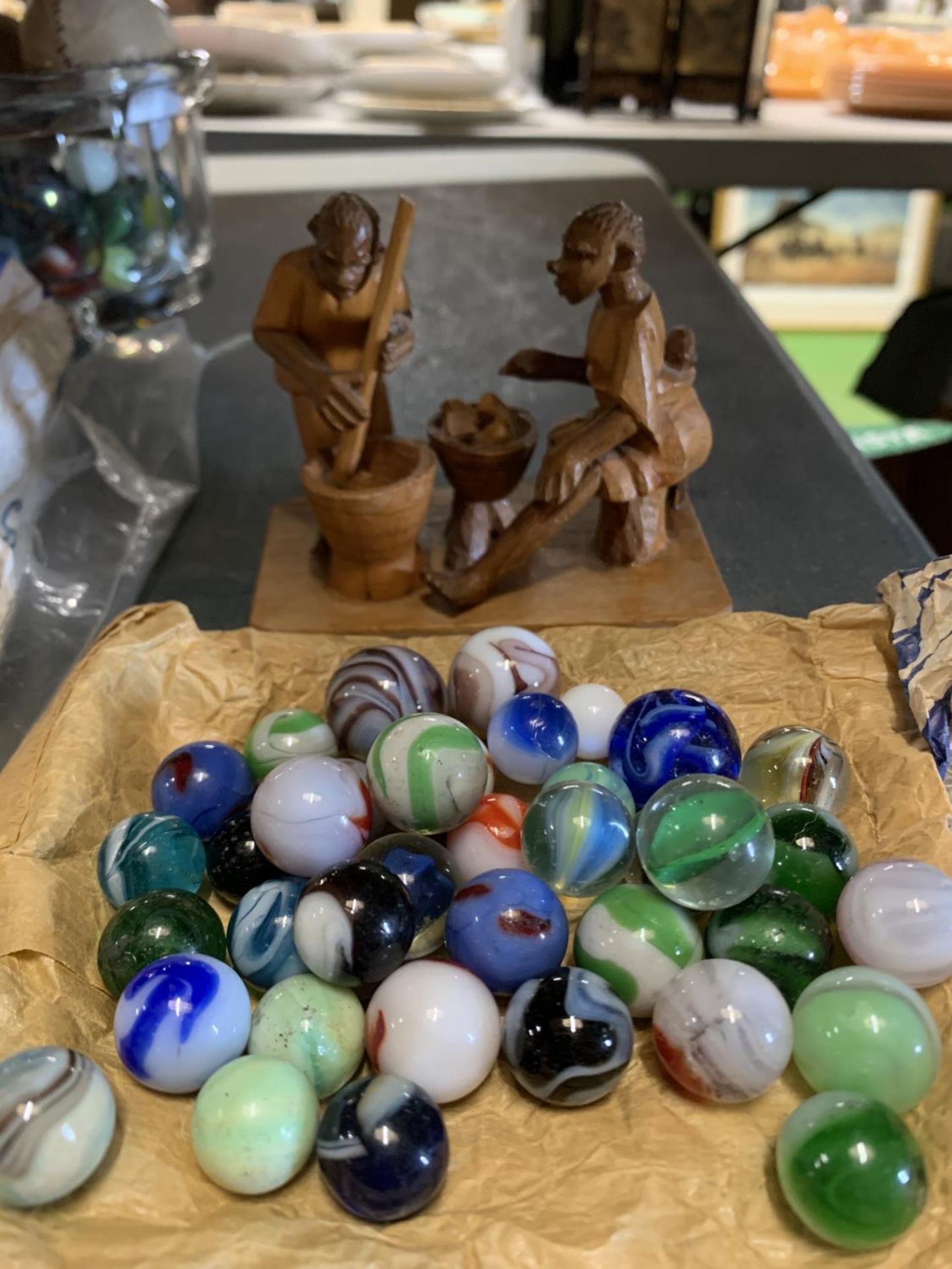A QUANTITY OF MARBLES TO INCLUDE A GLASS JELLY MOULD, THREE VINTAGE BALLS PLUS TWO WOODEN FIGURE - Image 3 of 4