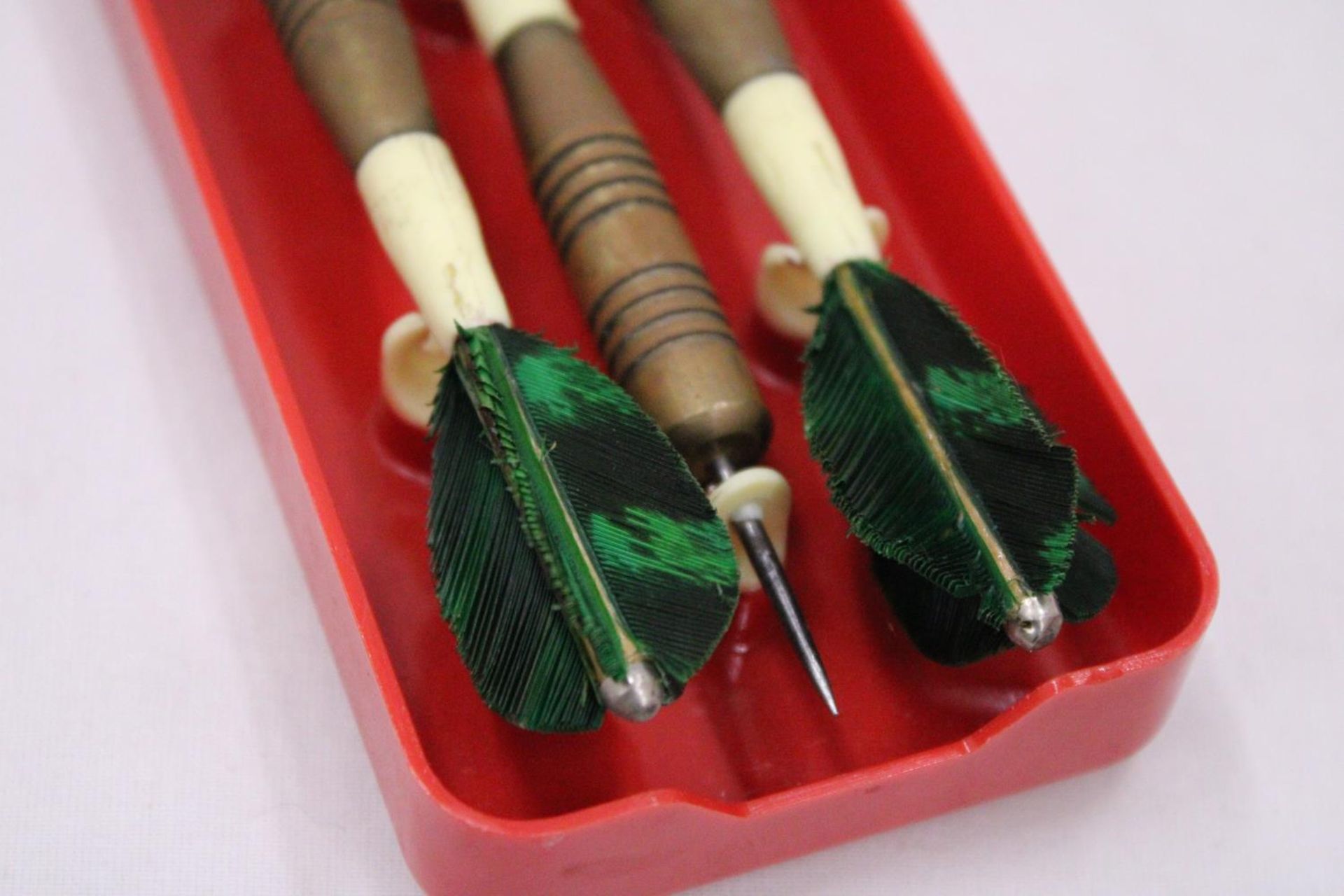 A 1960'S HEAVY BRASS GLYDA DARTS IN ORIGINAL BOX - Bild 4 aus 5