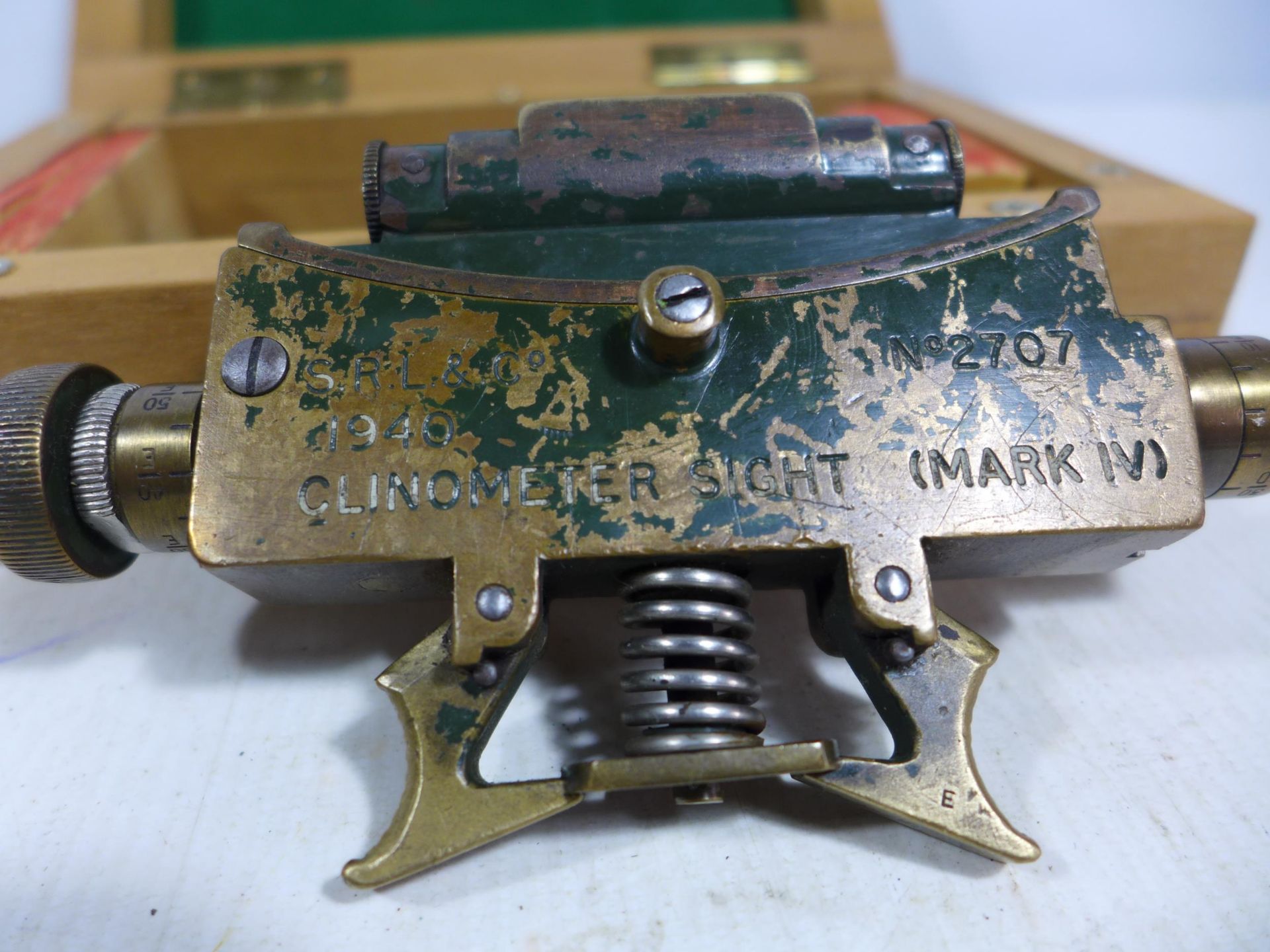 A CASED WORLD WAR II CLINOMETER SIGHT (MARK IV), DATED 1940 - Image 2 of 4