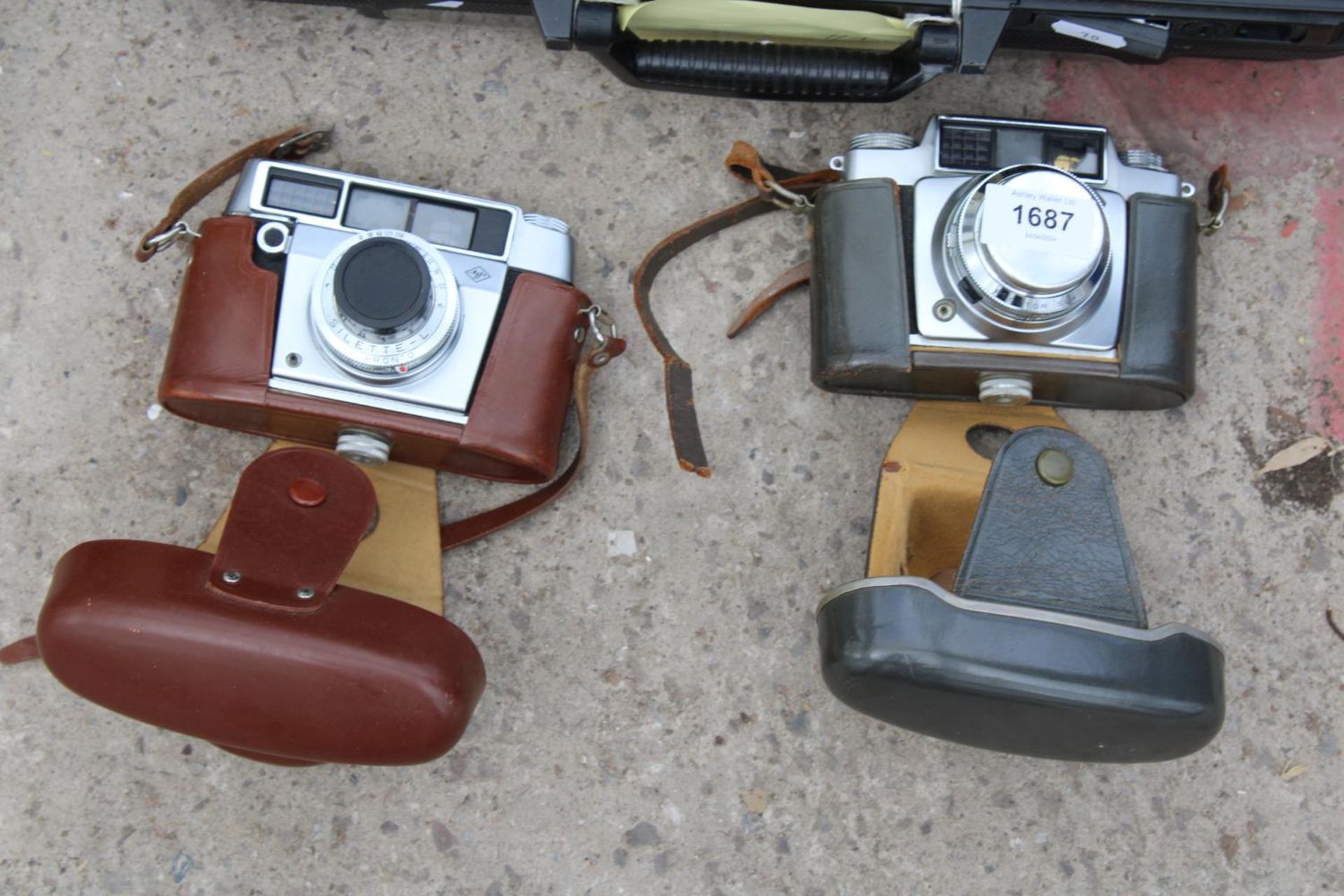 SIX VARIOUS AGFA CAMERAS IN A HARD CARRY CASE - Image 3 of 3