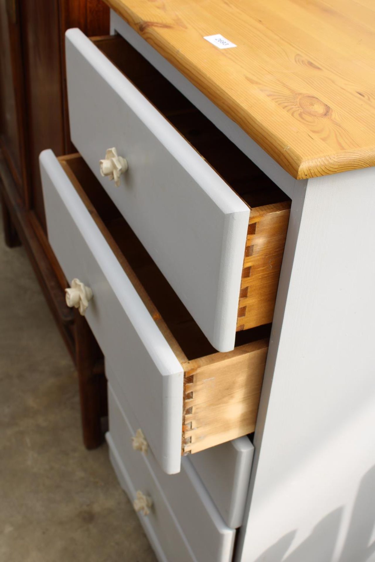 A MODERN PINE PAINTED CHEST OF 5 DRAWERS, 22" WIDE - Image 3 of 3