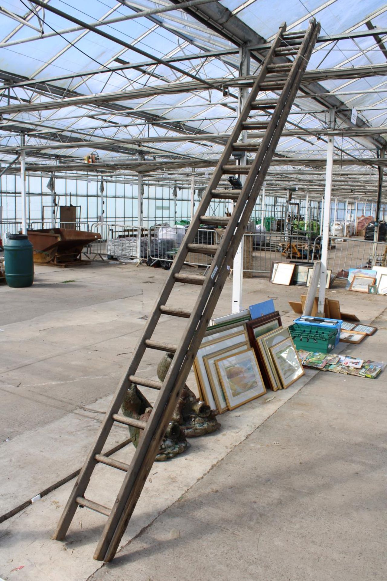 A VINTAGE 36 RUNG WOODEN TWO SECTION EXTENDABLE LADDER