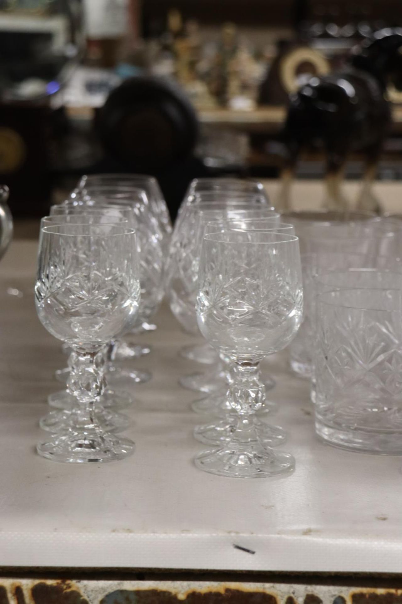 A LARGE QUANTITY OF DRINKING GLASSES TO INCLUDE BRANDY, SHERRY, WHISKEY, ETC., - Bild 2 aus 6