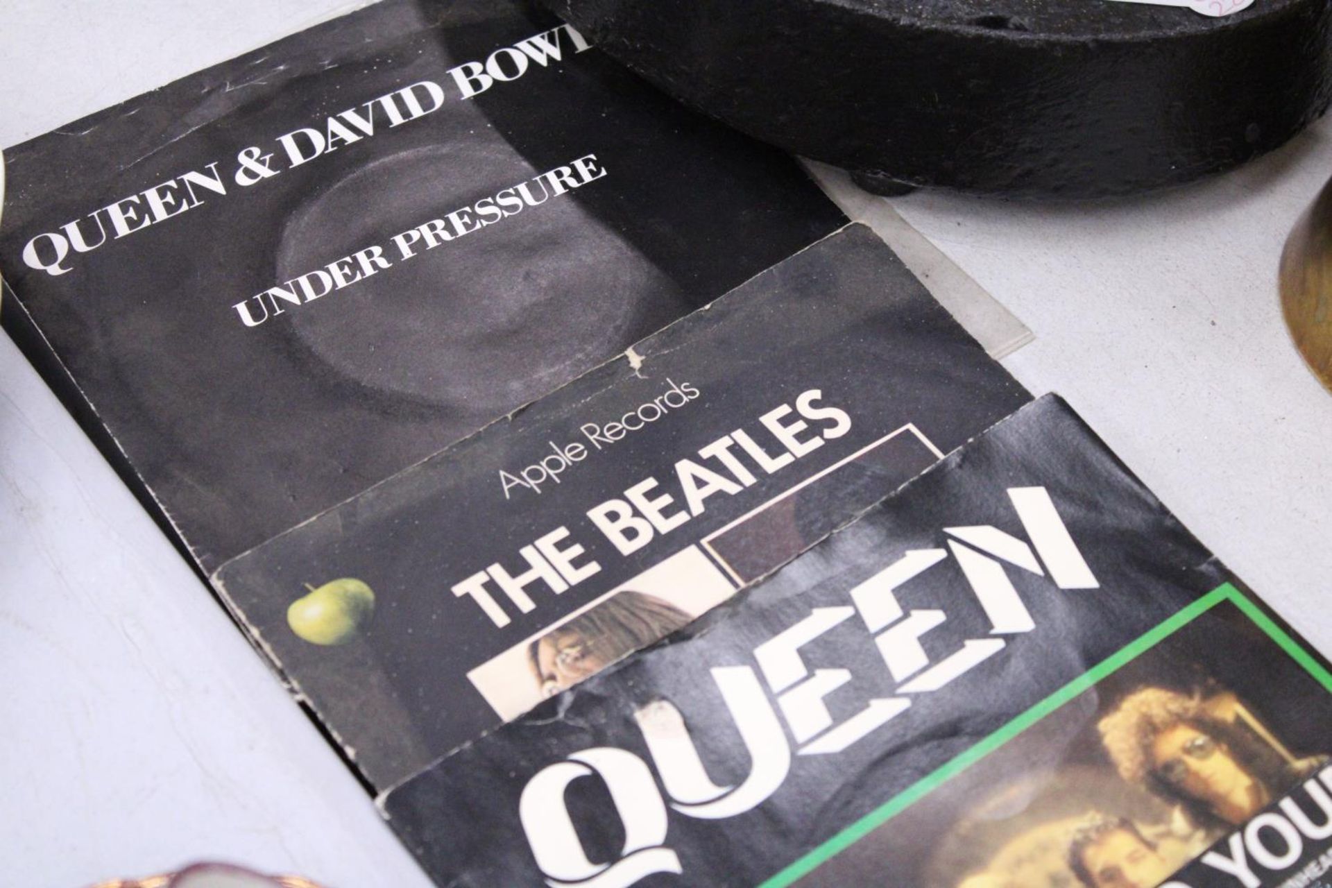 FIVE VINYL RECORDS TO INCLUDE QUEEN, THE BEATLES AND THE SPECIALS, ETC - Image 4 of 5