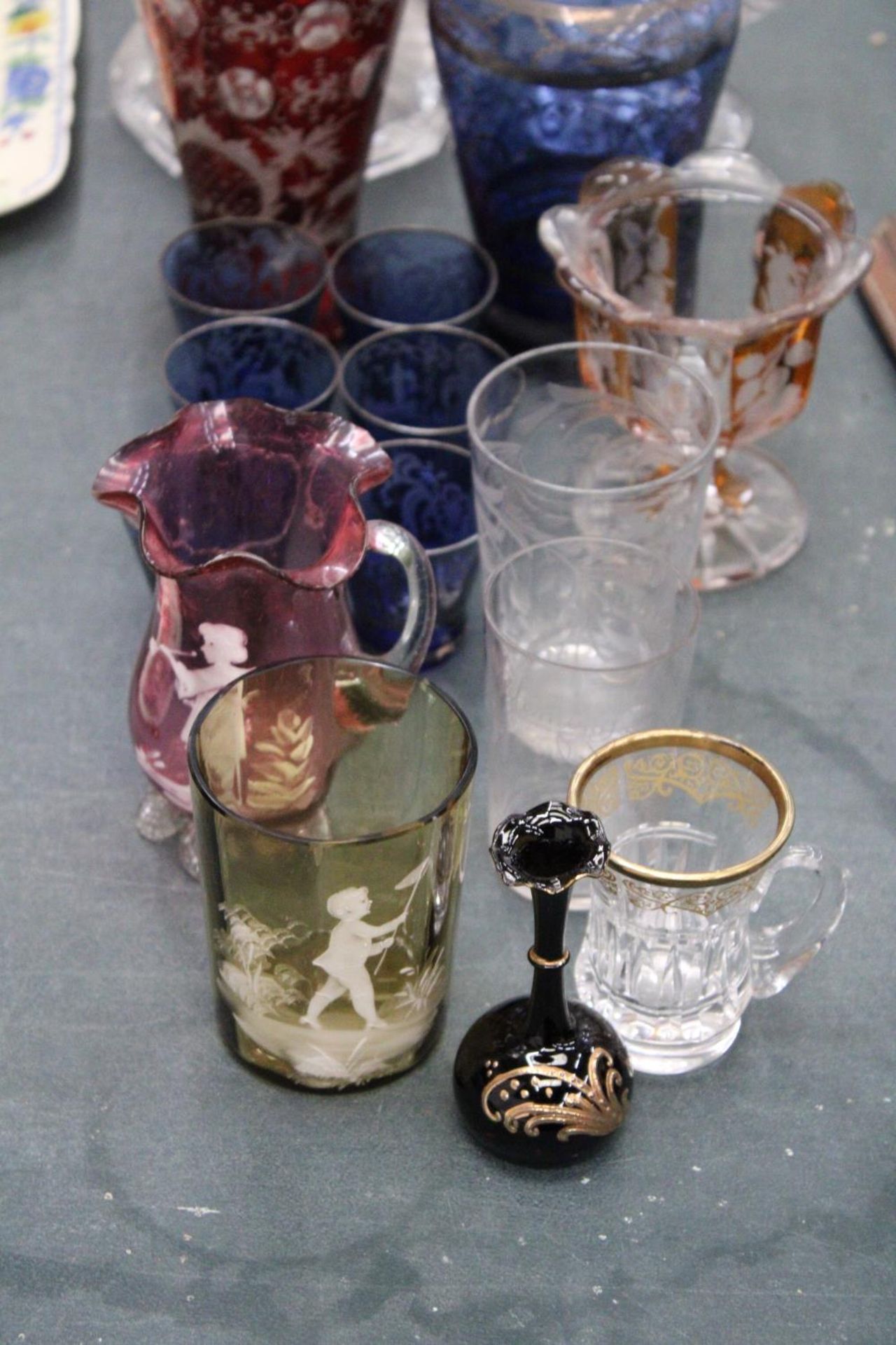 A MIXED LOT OF GLASSWARE TO INCLUDE A BLUE BOHEMIAN STYLE VASE, CRANBERRY JUG, SIX SHOT GLASSES ETC - Bild 3 aus 5