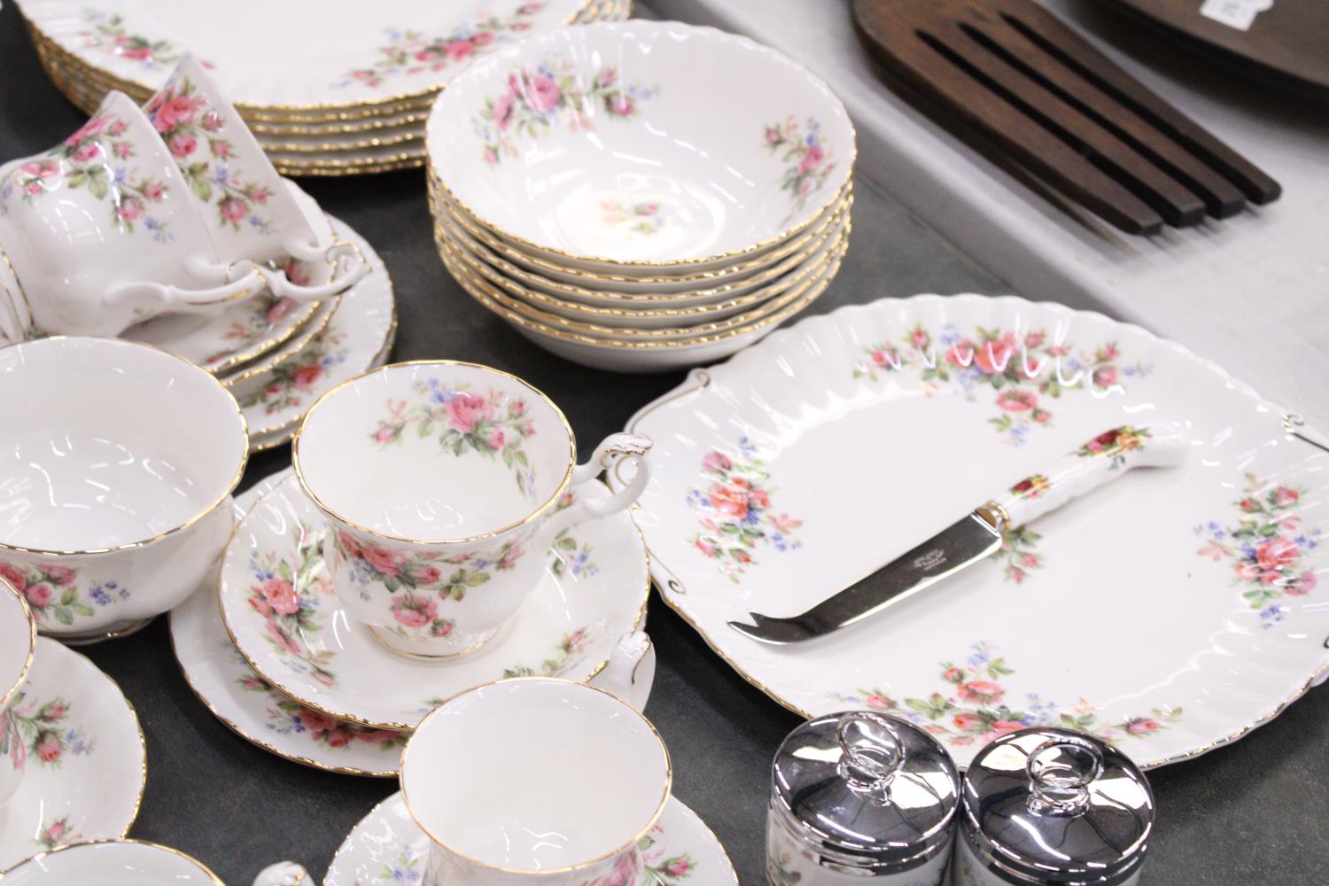 A ROYAL DOULTON 'MOSS ROSE' TEASET TO INCLUDE A TEAPOT AND COFFEE POT, PLATES, CREAM JUGS, A CAKE - Bild 6 aus 7