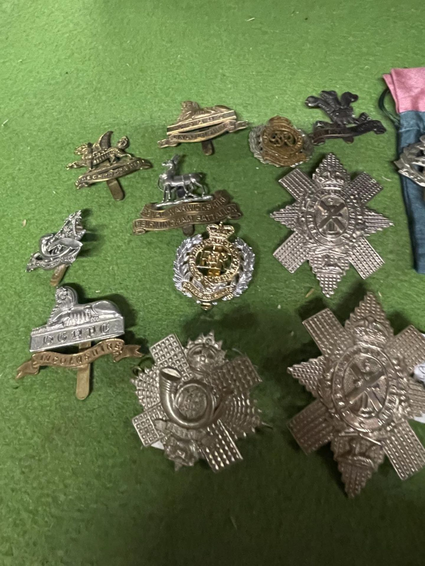 A SELECTION OF 17 CAP BADGES, FINE CONDITION. - Image 2 of 3