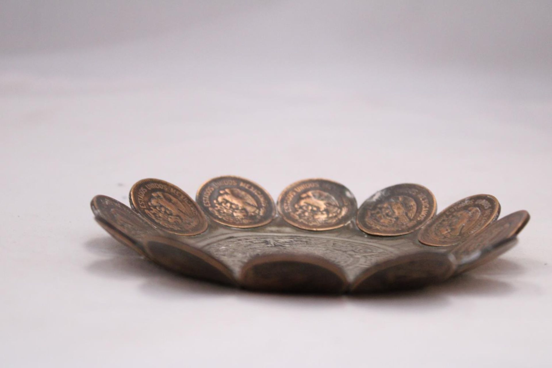 AN AZTEC PEWTER BOWL WITH 1940'S-1950'S CENTAVOS SURROUND, DIAMETER 13CM - Image 2 of 5