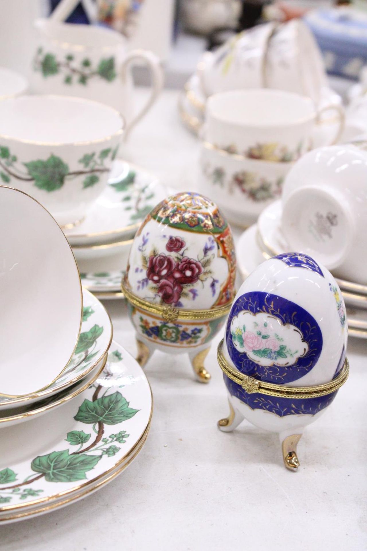 A "CROWN STAFFORDSHIRE" - GREEN IVY TEASET SET TO INCLUDE CUPS, SAUCERS, JUG AND SUGAR BOWL WITH A - Image 5 of 5