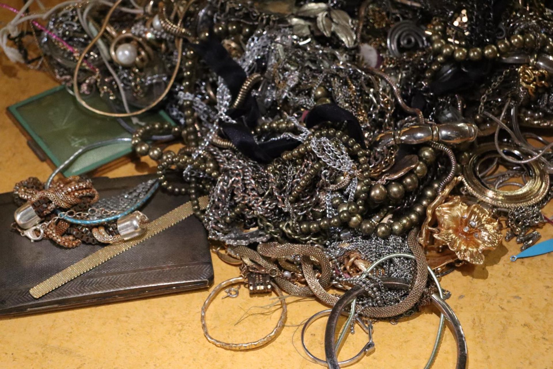 A LARGE QUANTITY OF COSTUME JEWELLERY TO INCLUDE NECKLACES, CHAINS, BRACELETS, ETC - Image 4 of 6