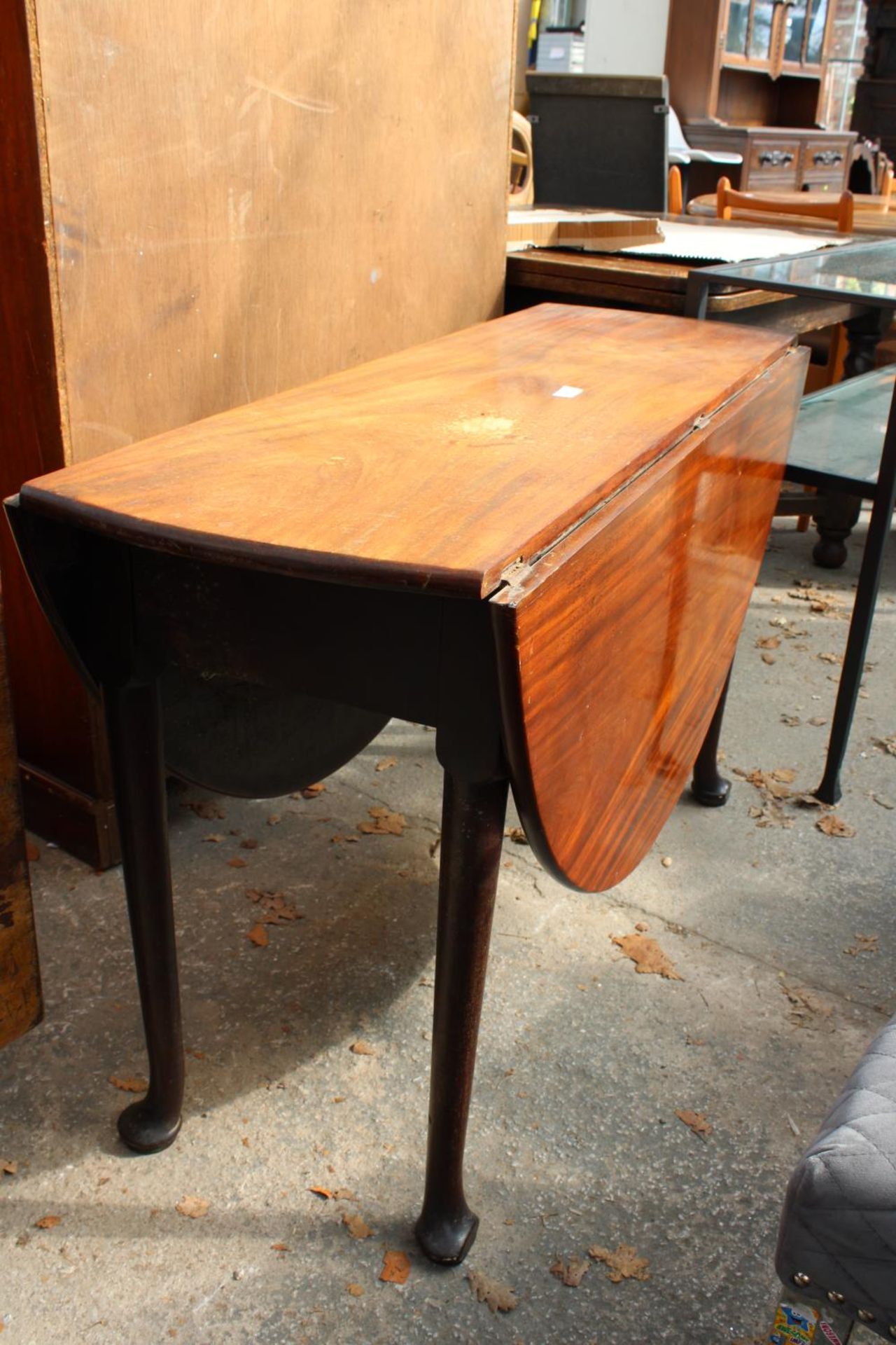 A 19TH CENTURY MAHOGANY OVAL DINING TABLE ON PAD FEET, 53" X 46.5" OPENED - Image 2 of 2