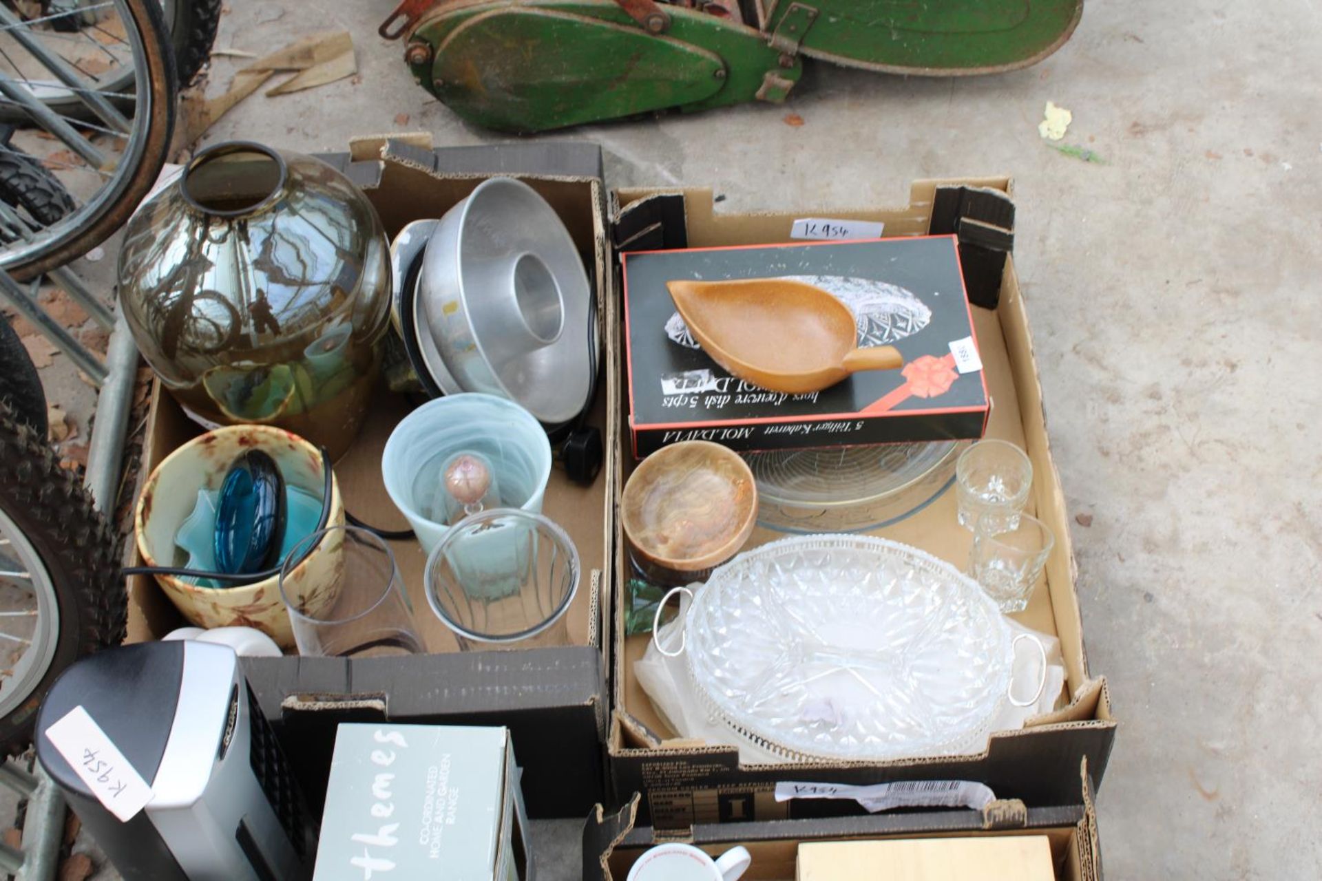 AN ASSORTMENT OF KITCHEN ITEMS TO INCLUDE VASES AND CAKE TINS ETC - Image 4 of 4