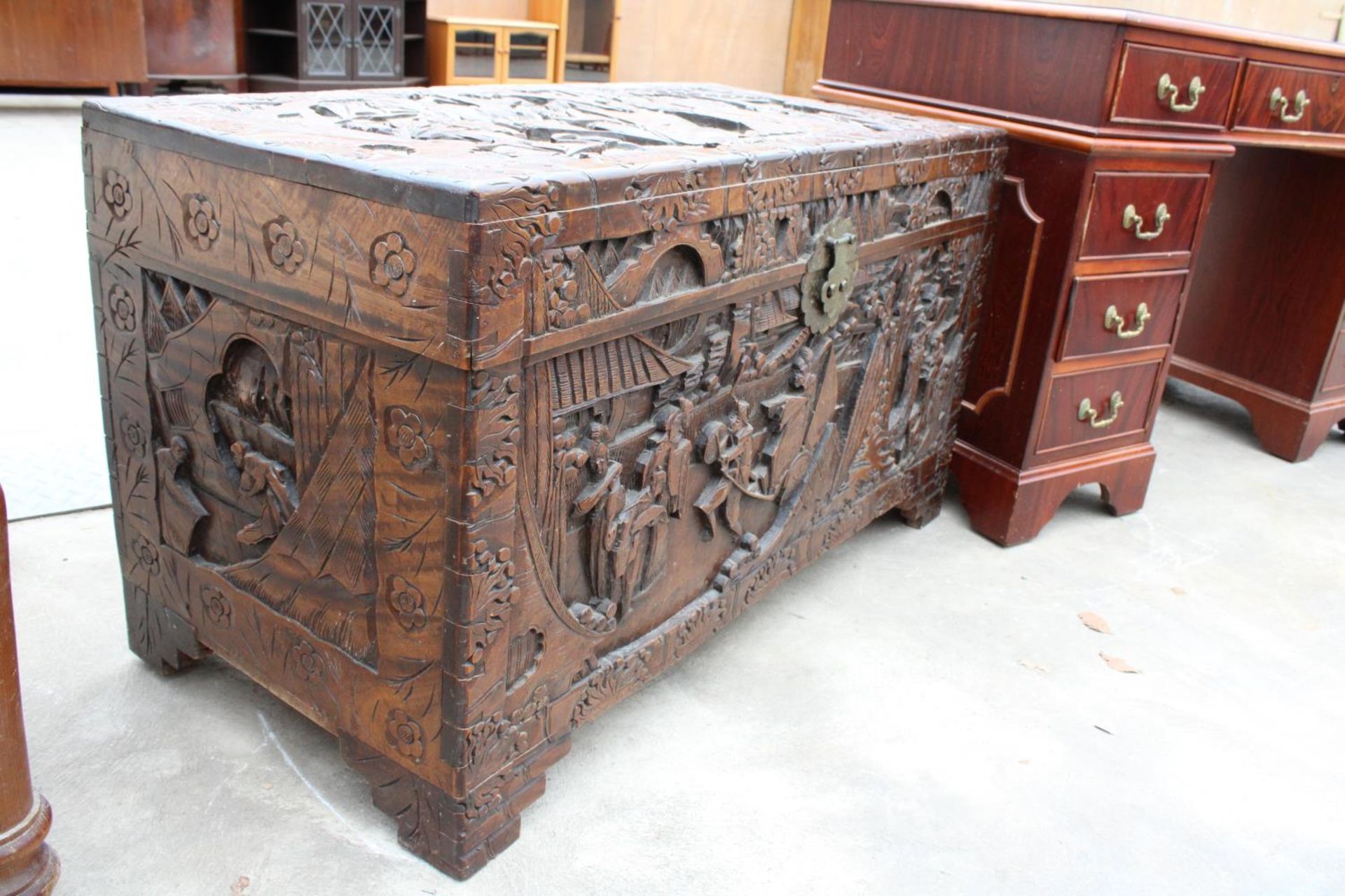 AN ORIENTAL CAMPHOR WOOD CARVED BLANKET CHEST, 41" X 20" - Image 2 of 9