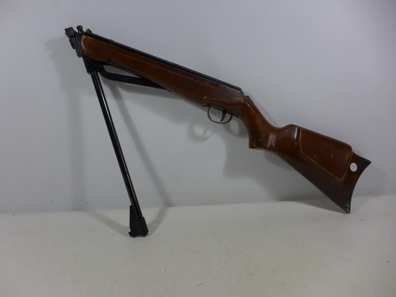 A WEBLEY HAWK MKII .22 CALIBRE AIR RIFLE, 43CM BARREL, LENGTH 107CM, TOGETHER WITH SLIP CASE - Image 7 of 8