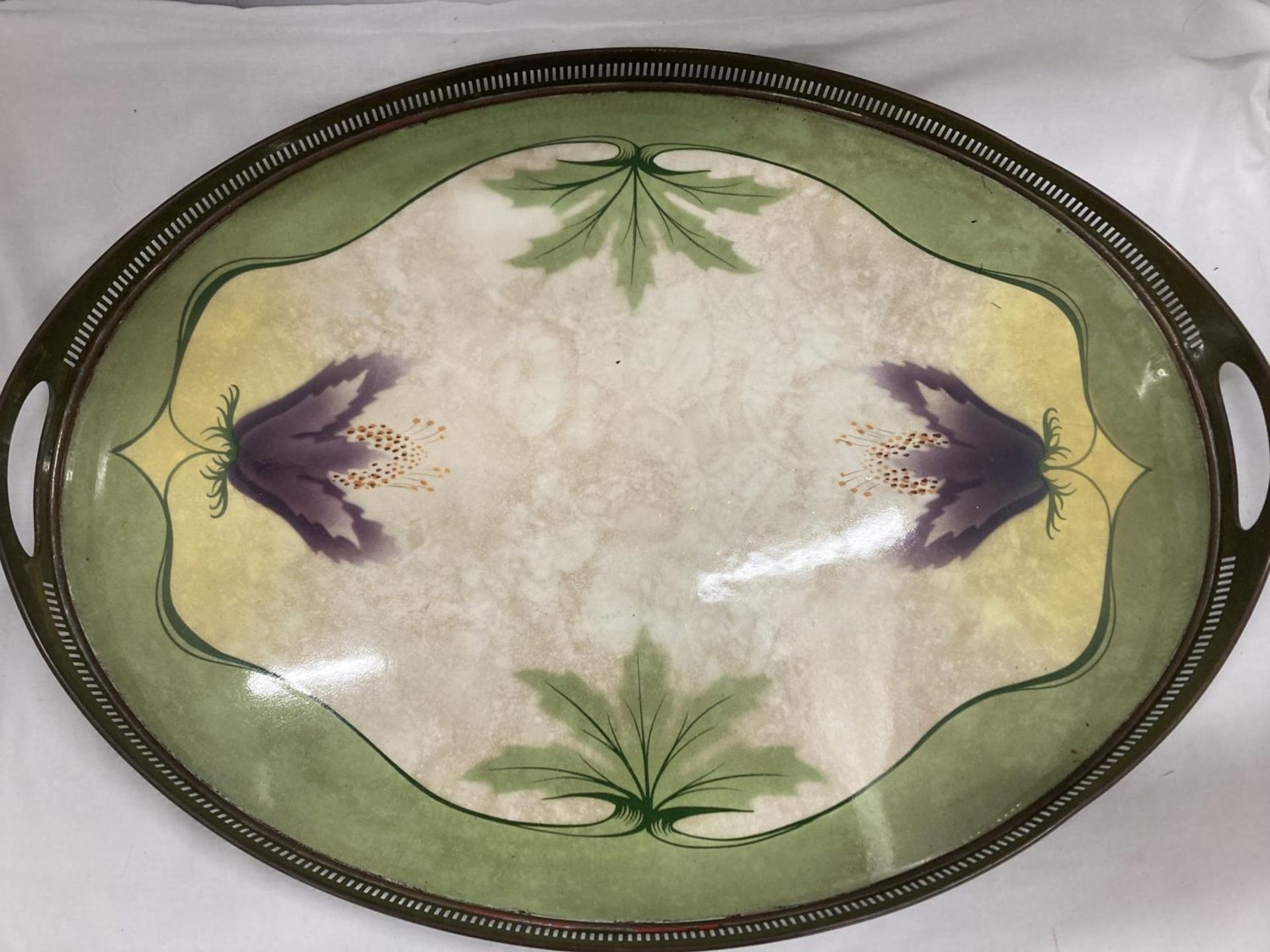 AN ART NOUVEAU STYLE BRASS AND CERAMIC TRAY WITH GALLERIED SIDES ADORNED WITH FLOWERS AND LEAVES - Image 2 of 4