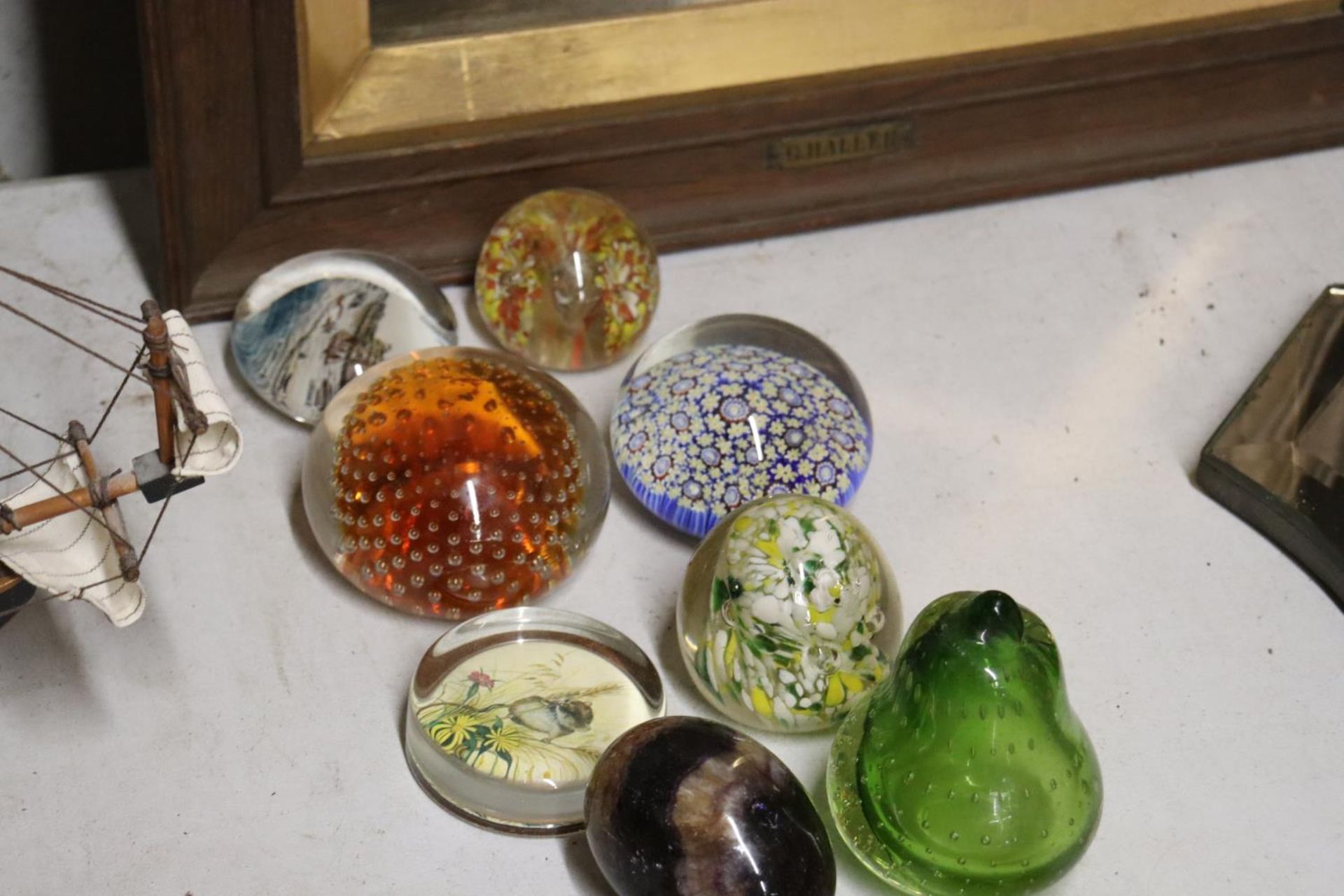 A LARGE QUANTITY OF PAPERWEIGHTS - Bild 4 aus 6