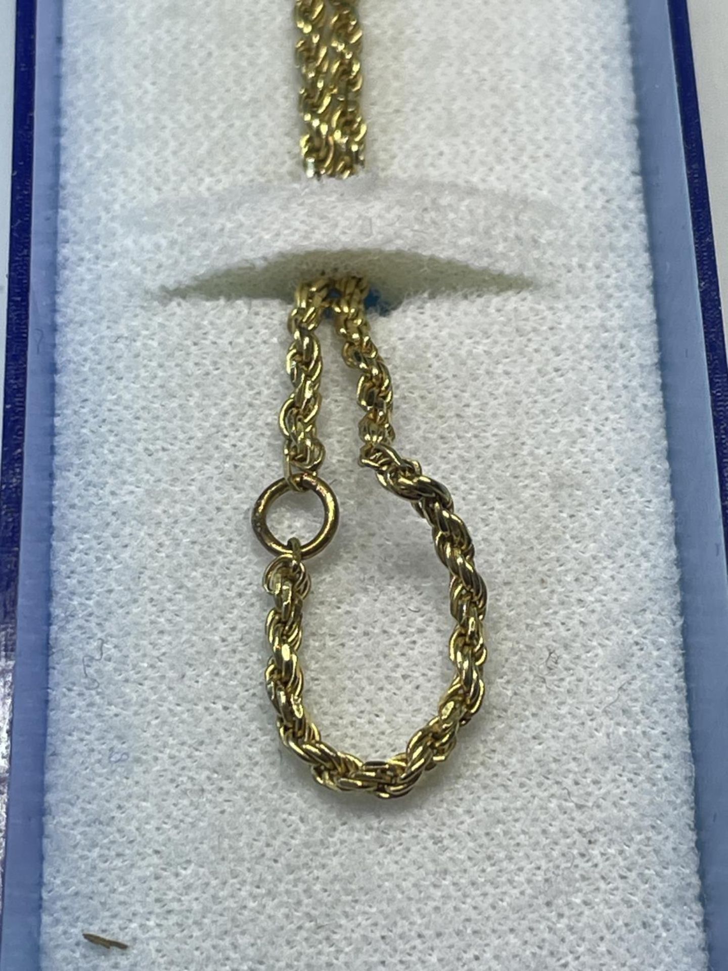 A 9 CARAT GOLD ROPE CHAIN - Image 3 of 4