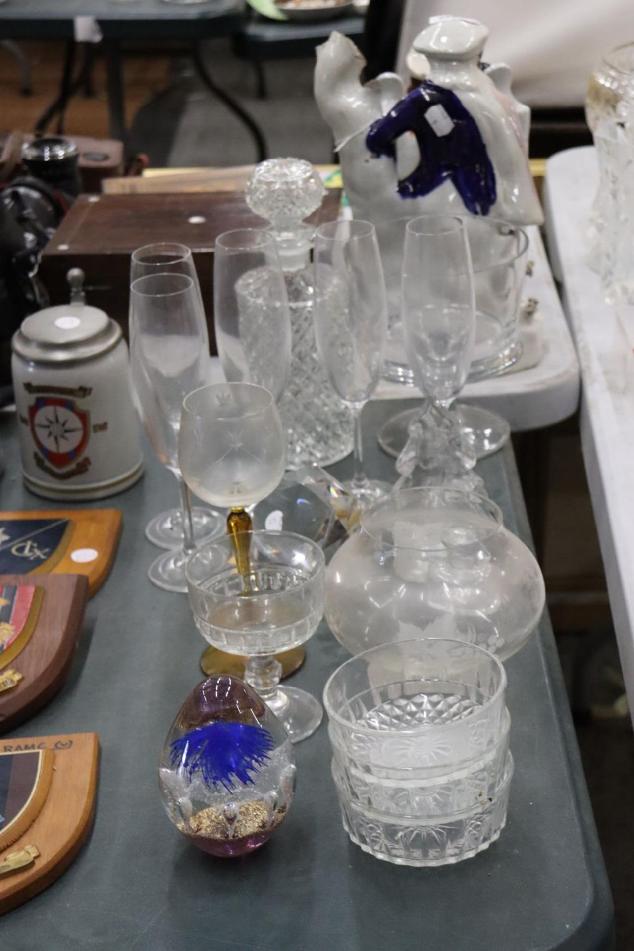 A QUANTITY OF GLASSWARE TO INCLUDE DRINKING GLASSES, PAPERWEIGHT, DECANTER, ETC., - Image 5 of 5