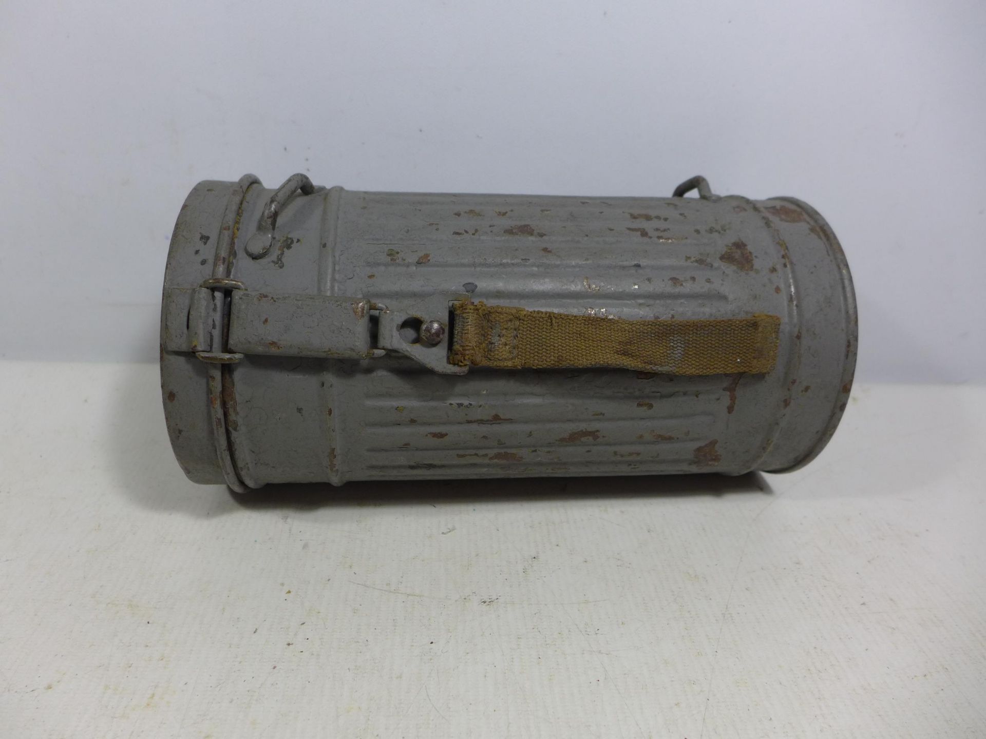 A MID 20TH CENTURY GERMAN GAS MASK AND METAL CONTAINER - Image 3 of 5