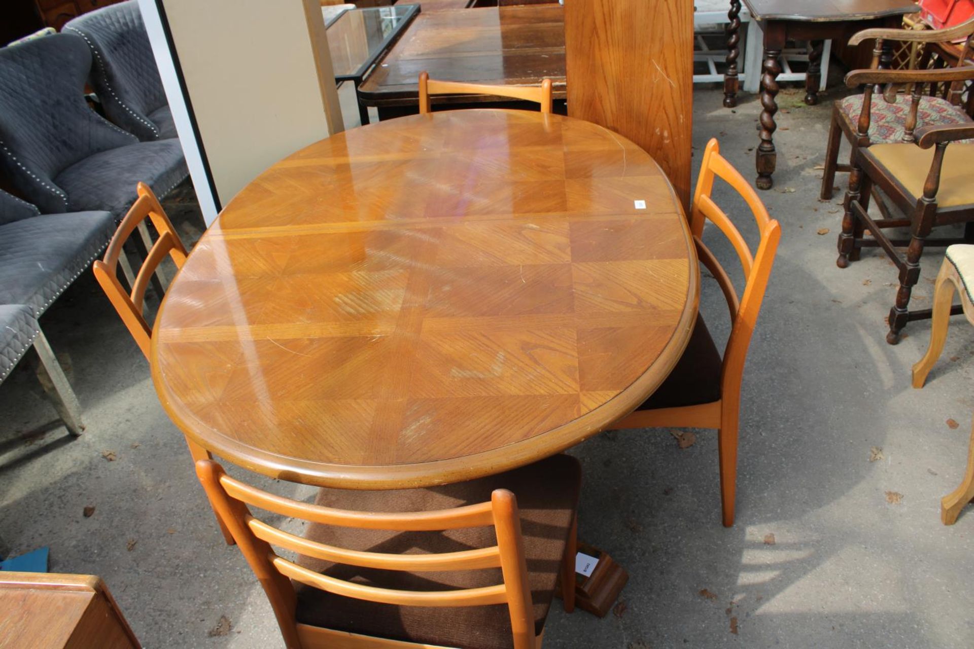 A MODERN TWIN-PEDESTAL EXTENDING DINING TABLE, 56" X 41" (LEAF 15") AND 4 SCHREIBER DINING CHAIRS - Image 2 of 4