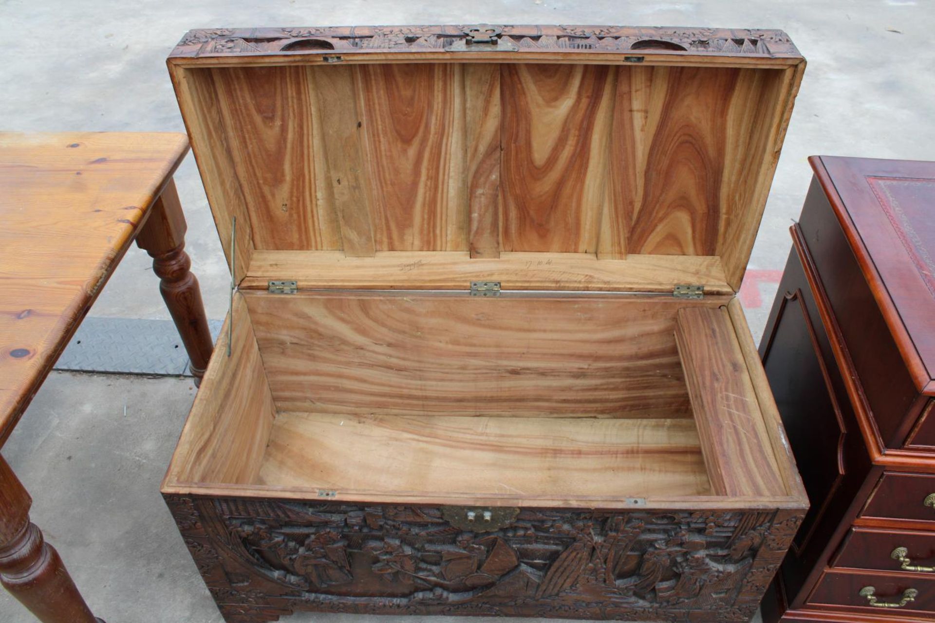 AN ORIENTAL CAMPHOR WOOD CARVED BLANKET CHEST, 41" X 20" - Image 6 of 9