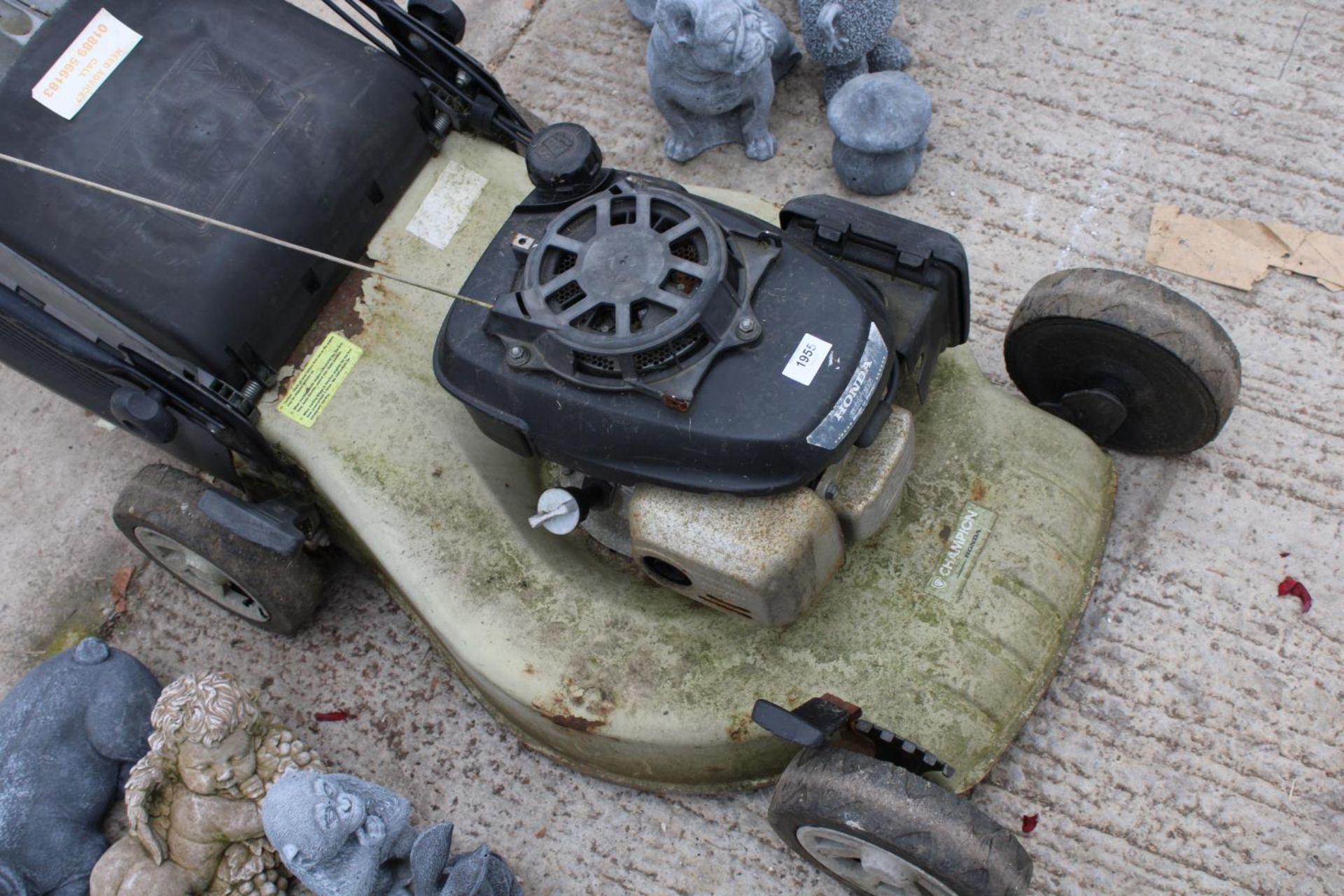 A CHAMPION PETROL LAWN MOWER WITH A HONDA ENGINE - Bild 3 aus 3