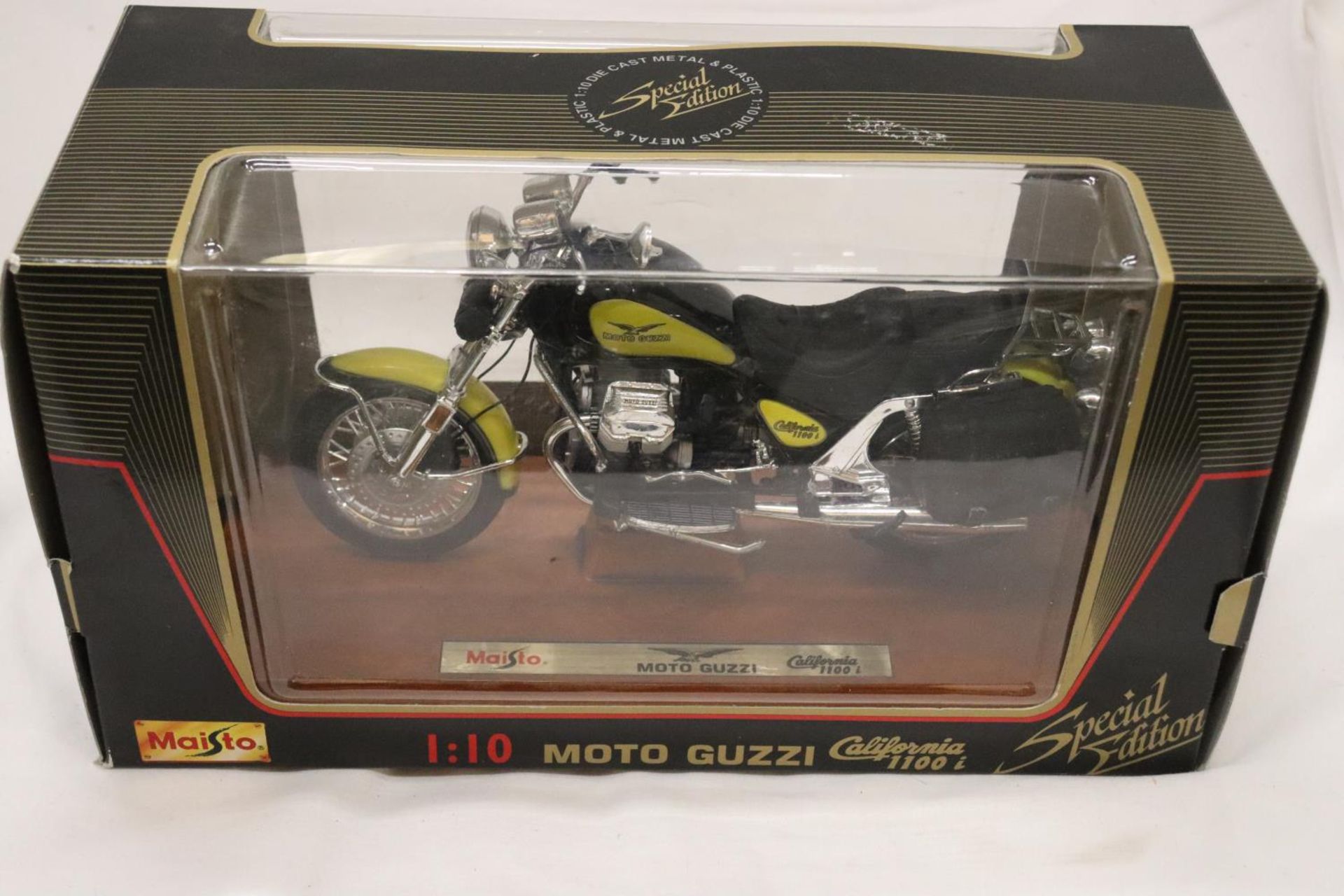 A LARGE AS NEW AND BOXED MOTO GUZZI MOTORBIKE - Bild 5 aus 6