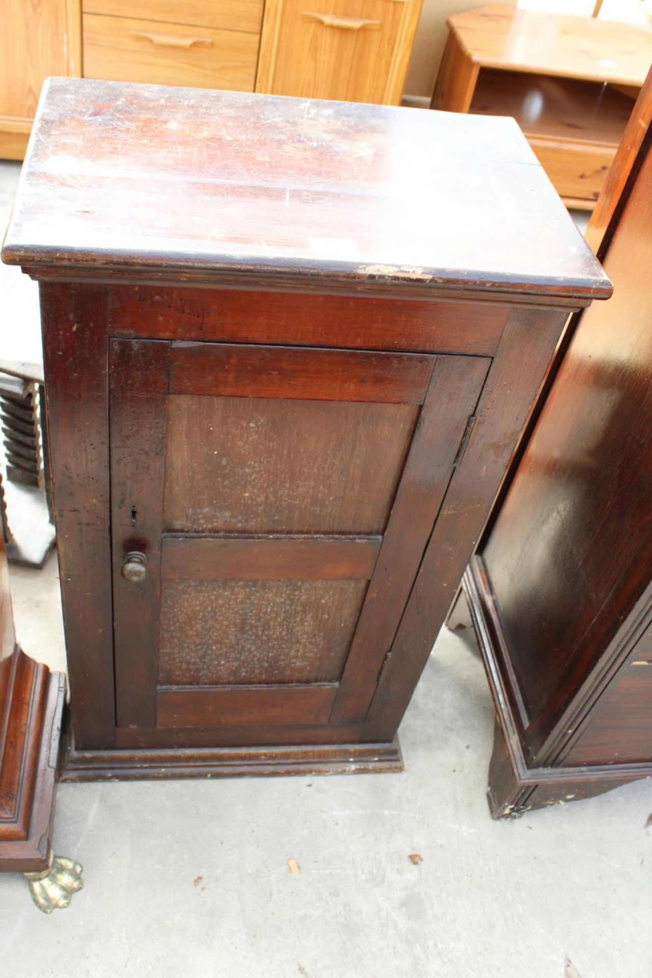 AN EARLY 20TH CENTURY BEECH SINGLE DOOR CUPBOARD, 19.5" WIDE