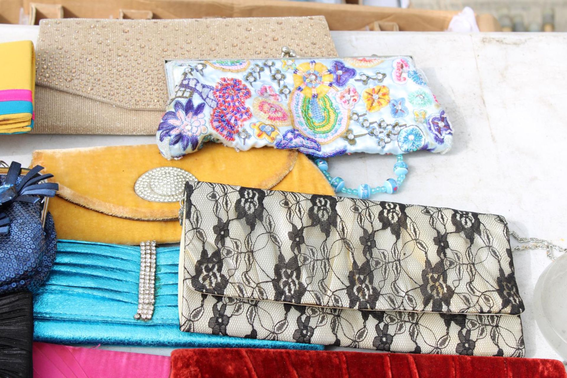 AN ASSORTMENT OF LADIES CLUTCH BAGS - Image 2 of 5